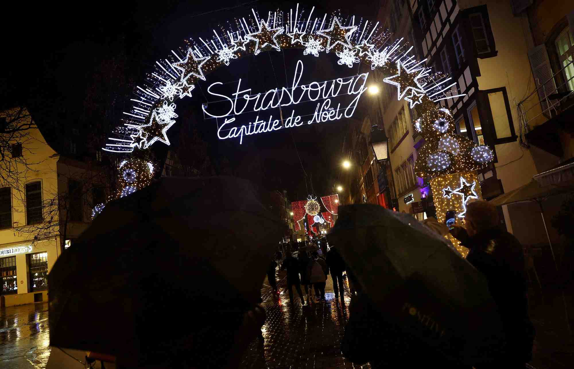 Des personnes visitent le marché de Noël à Strasbourg
