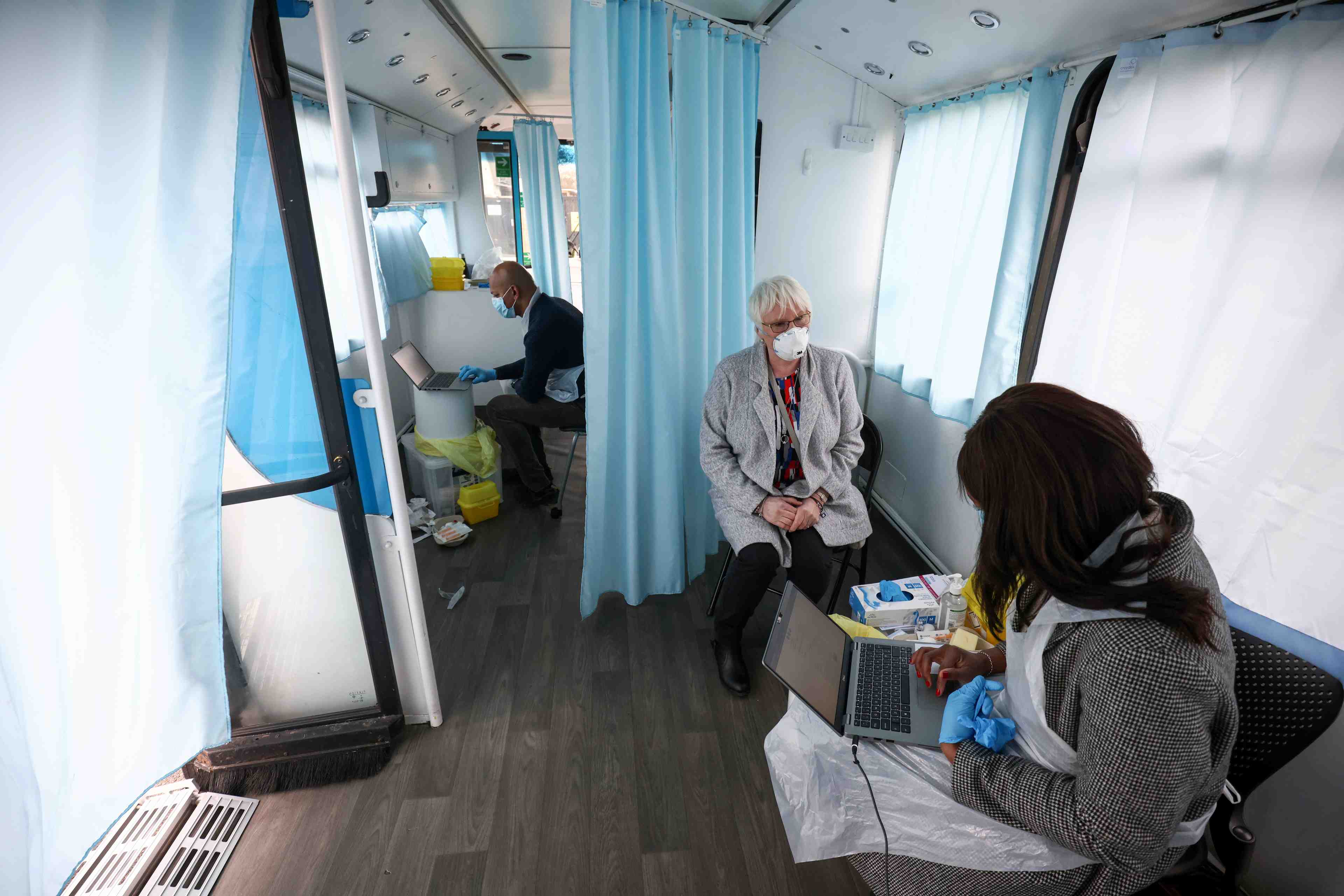 Premiere injection contre le covid-19 pour 15.3 millions de britanniques