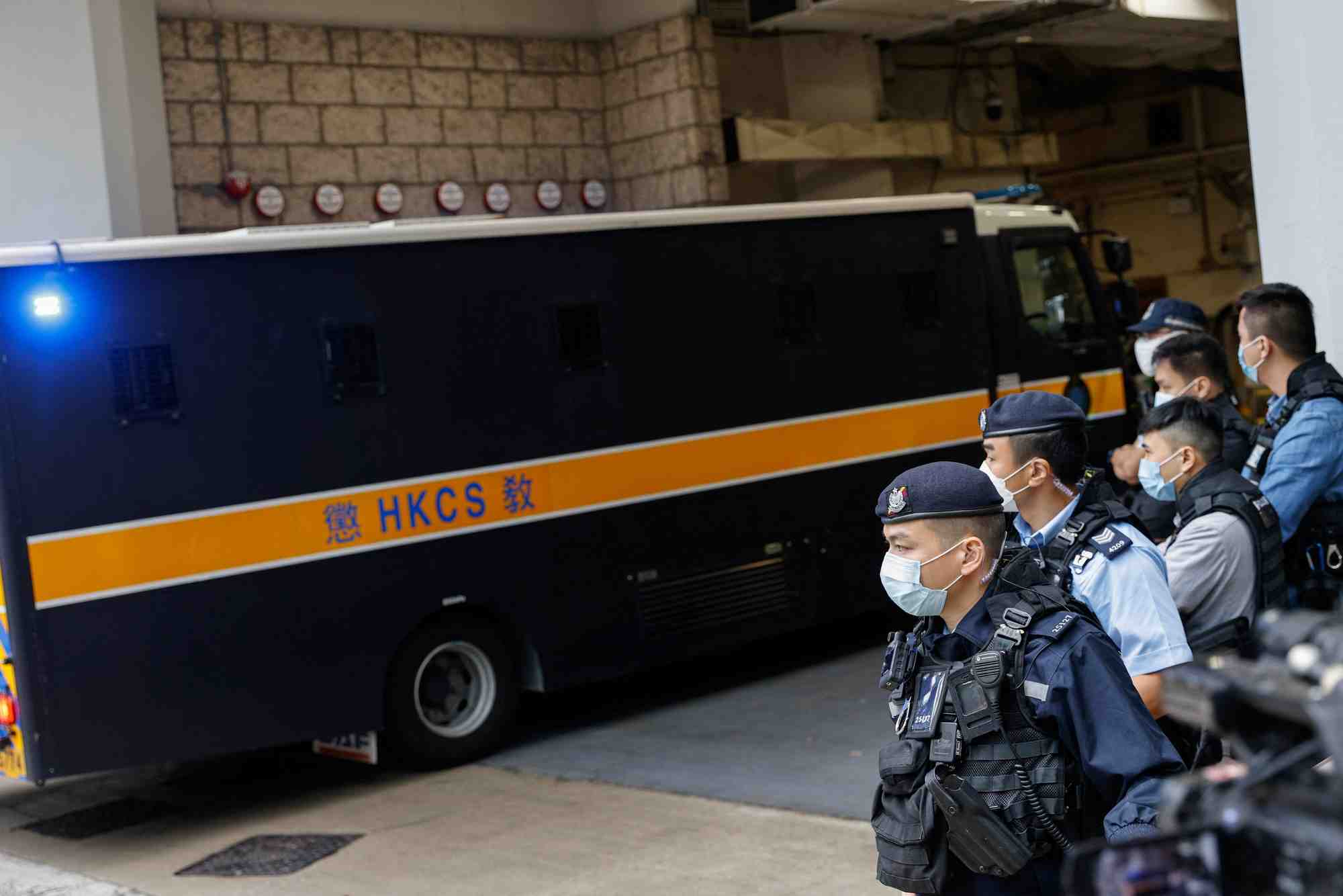 Une camionnette censee transporter le magnat pro-democratie hongkongais jimmy lai, a hong kong
