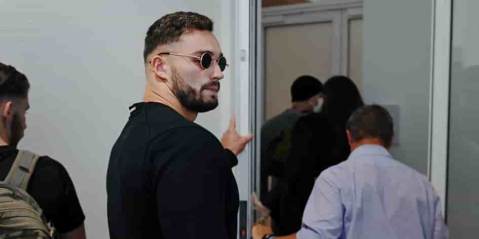 Lunettes noires et carrure de Musclor, Marc de Cacqueray-Valménier au tribunal de Paris en septembre.