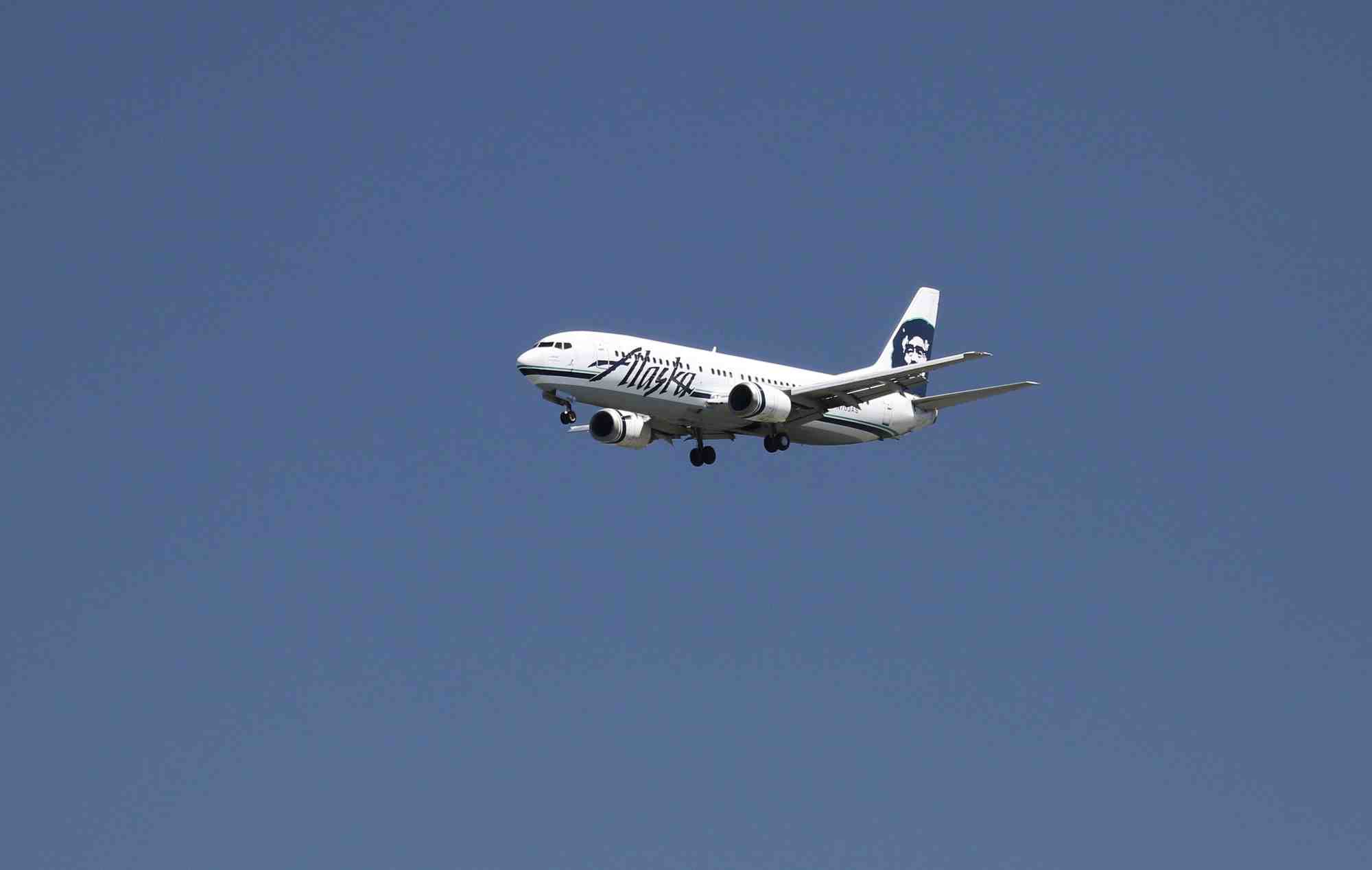 Un boeing 737-400 d'alaska airlines s'approche pour atterrir a l'aeroport international de san francisco