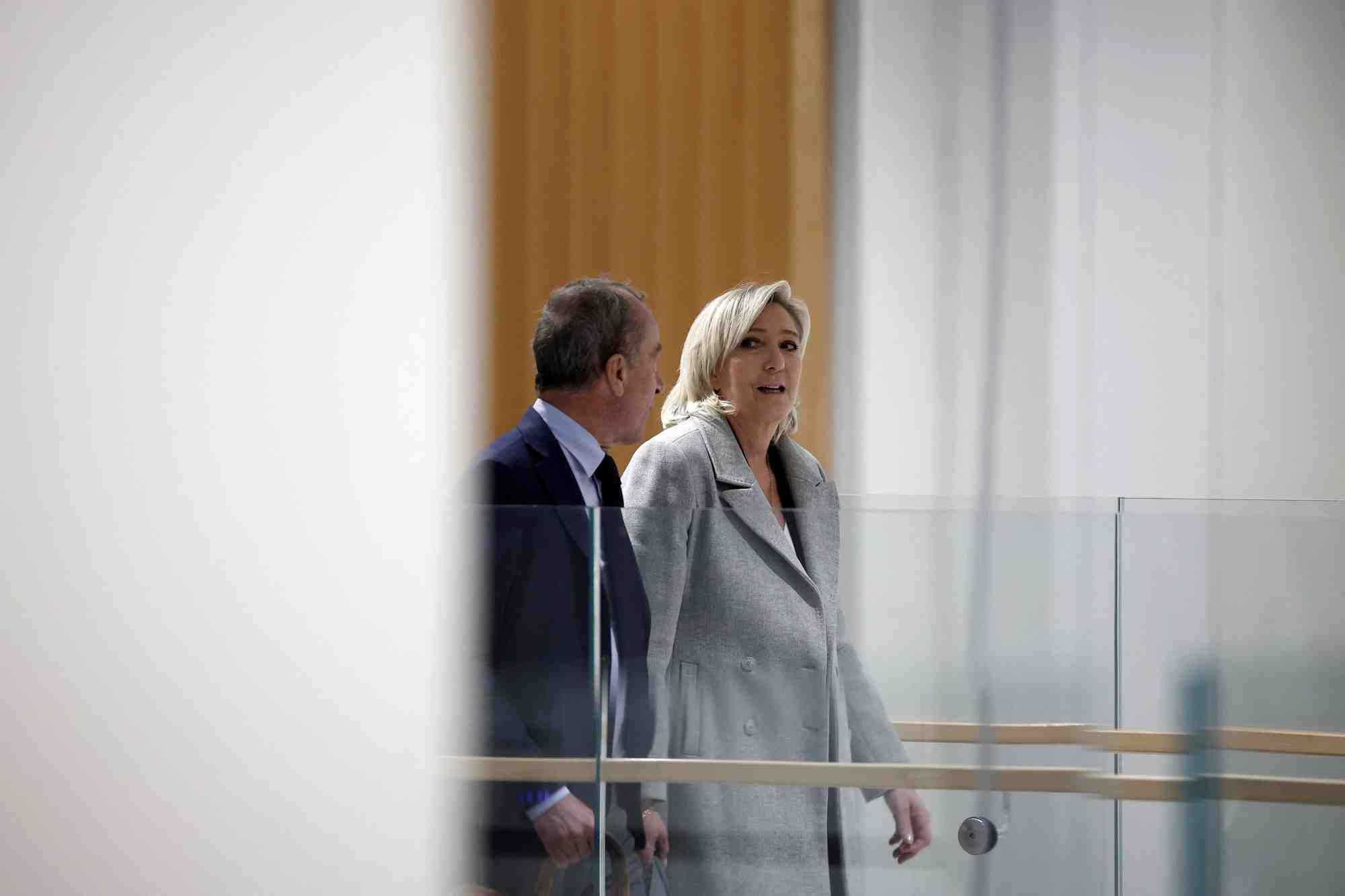 La dirigeante de l'extreme droite francaise, marine le pen, est jugee pour avoir pretendument detourne des fonds de l'ue