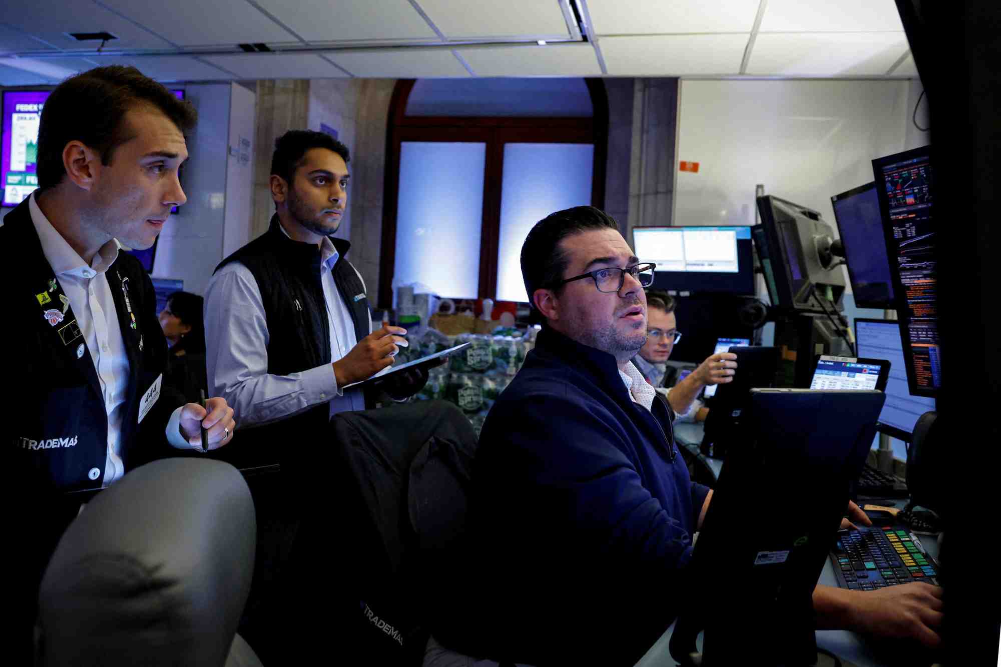 Les traders travaillent sur le parquet du nyse a new york
