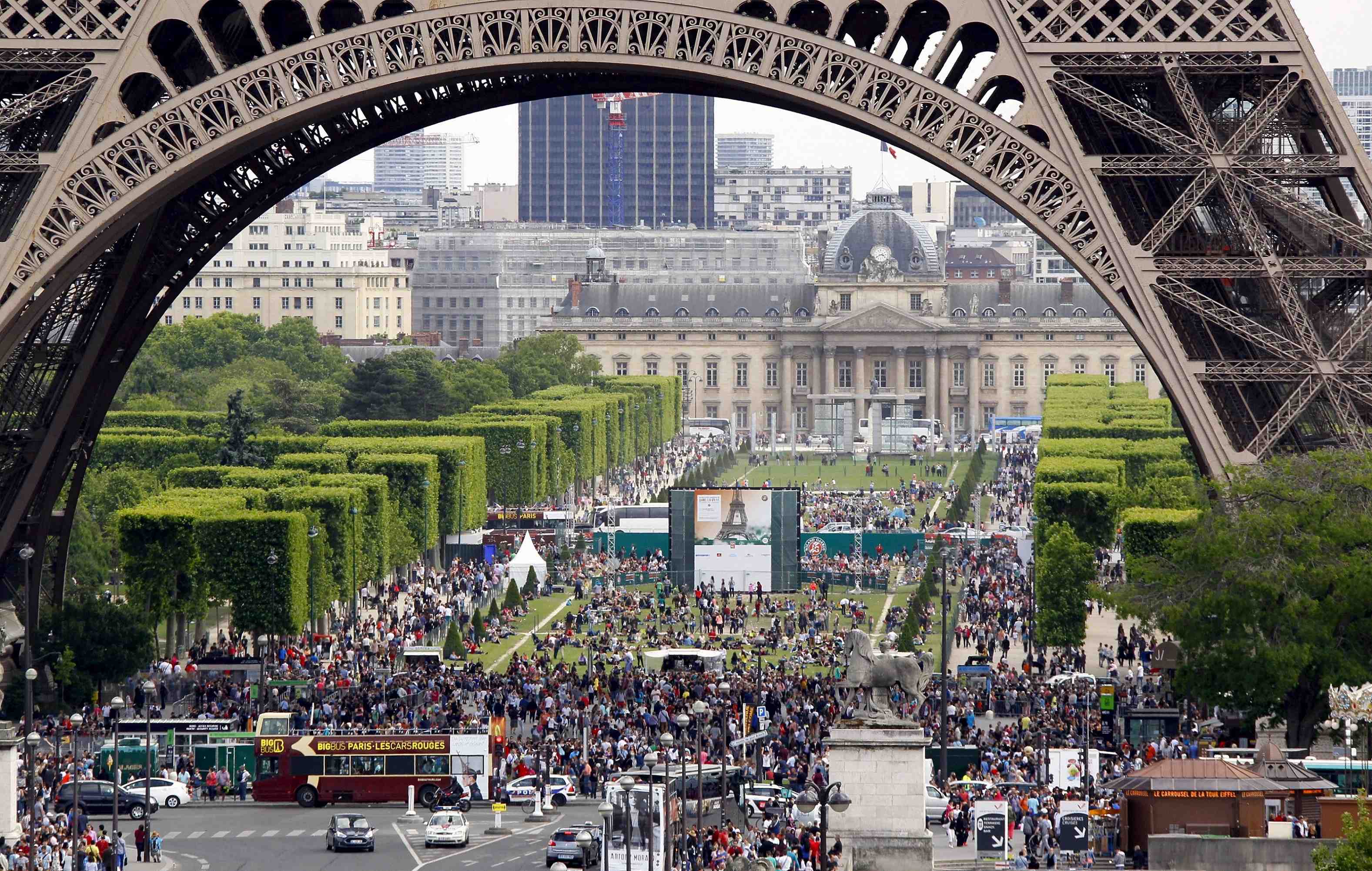 La Tour Eiffel de Paris avec des touristes et des Parisiens