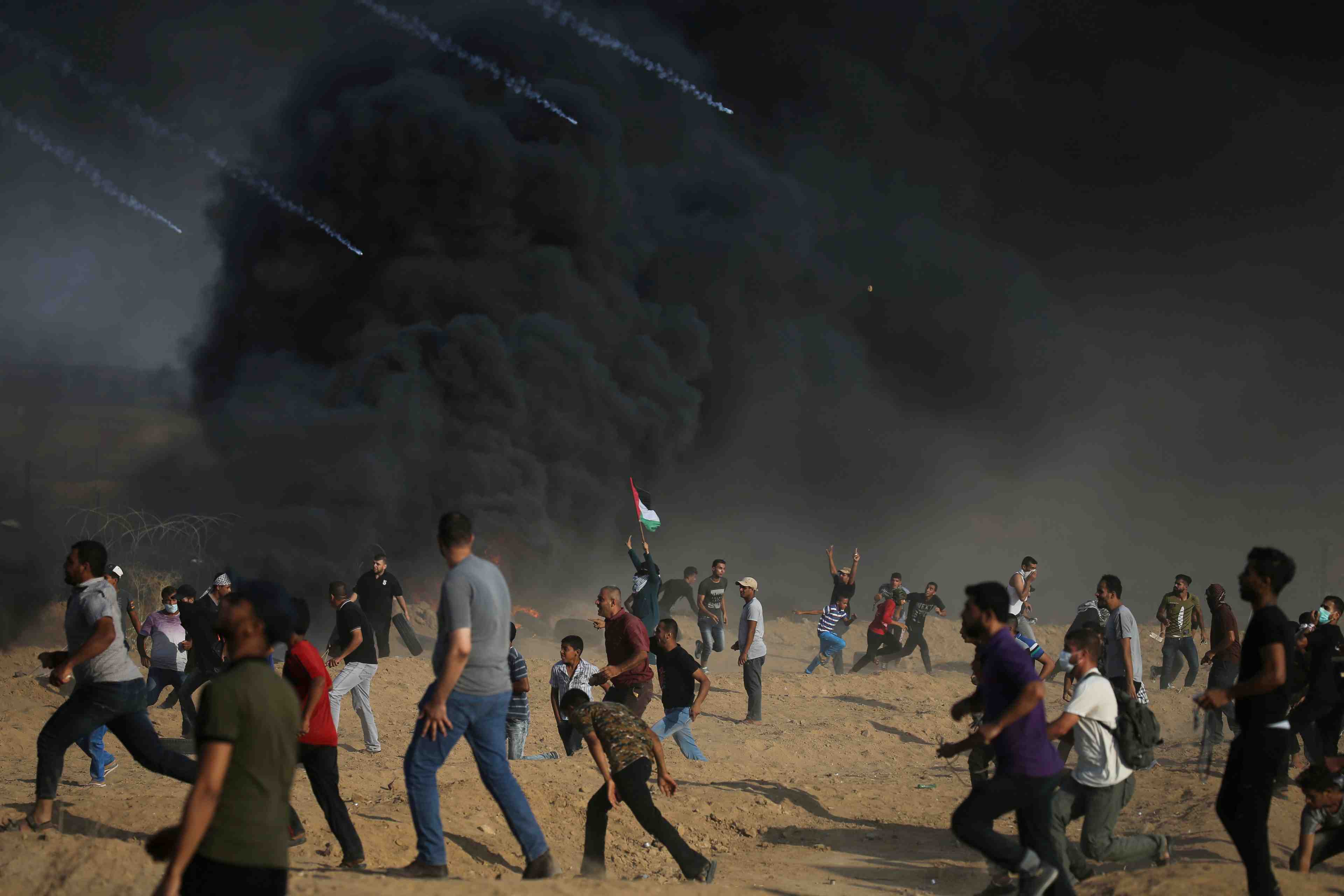 Un palestinien tue, 220 autres blesses a la limite gaza-israel