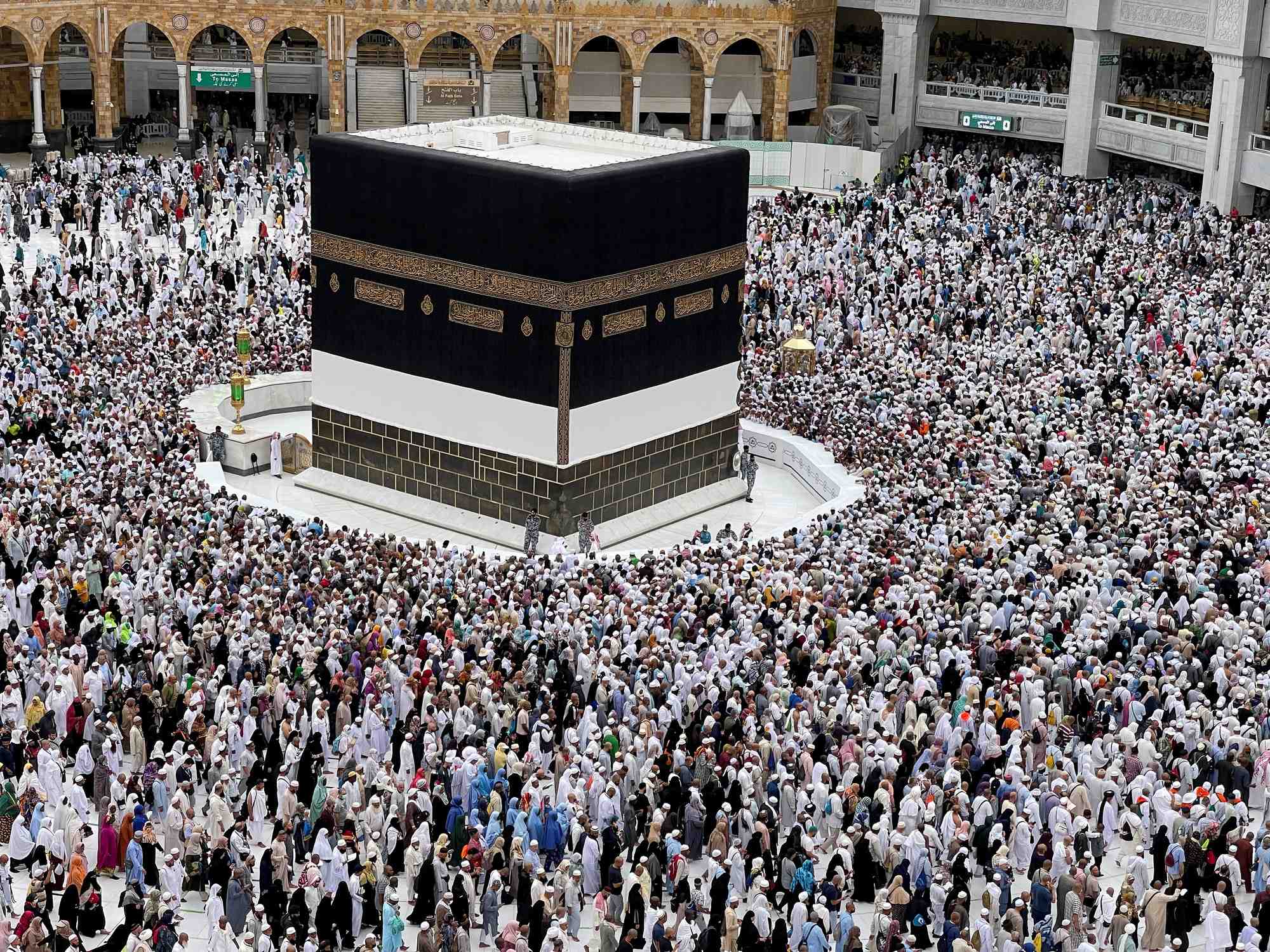 Photo d'archives de pelerins musulmans autour de la kaaba a la grande mosquee, lors du pelerinage annuel du haj a la mecque