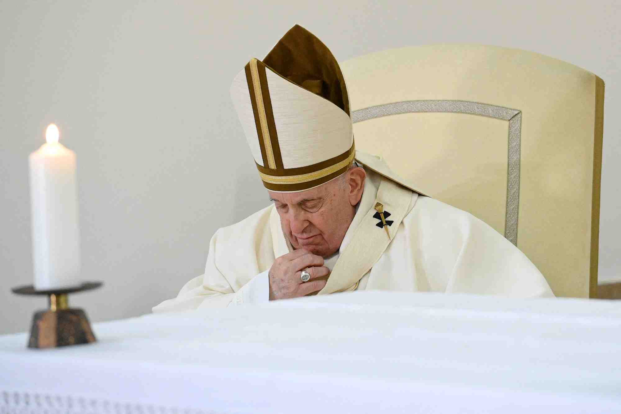 Photo du pape francois lors d'une visite de la prison pour mineurs de casal del marmo