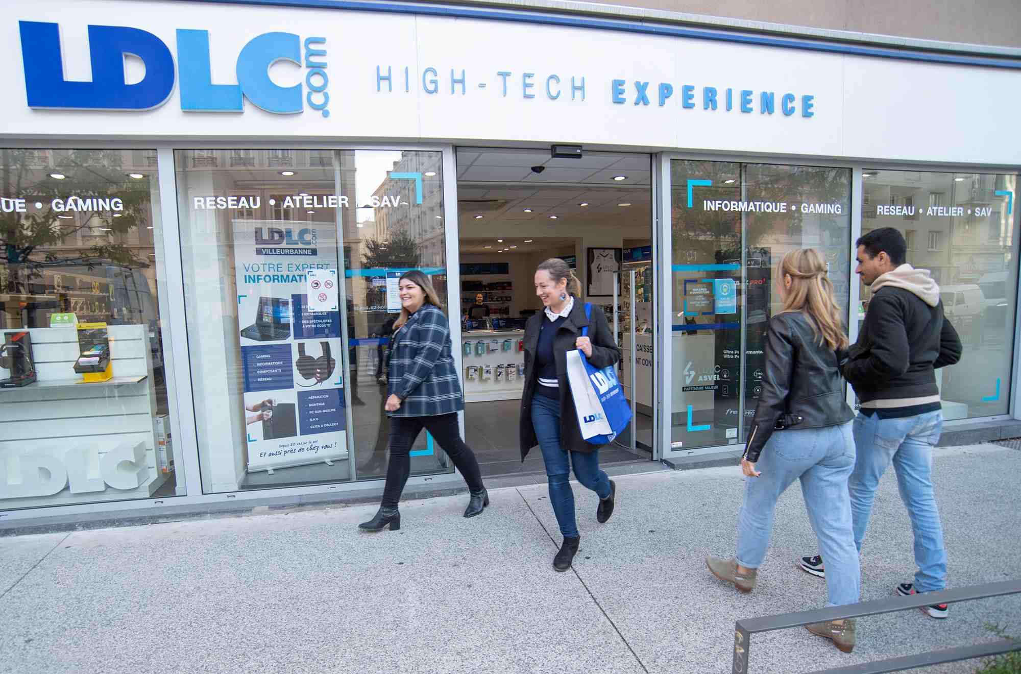 LDLC dispose d'une centaine de boutiques en France.