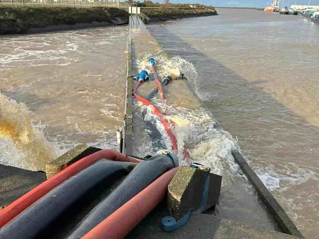 Entre le 1er novembre et 8 janvier, l'IIW a évacué 604 millions de mètres cubes dont 300 millions par gravité (avec les portes des écluses grandes ouvertes à marée basse) et 304 millions via les pompes en place sur le littoral dans les villes de Marck, Calais, Gravelines, Mardyck et Dunkerque, renforcées par les méga-pompes mises en place dans l'urgence par l'Etat.