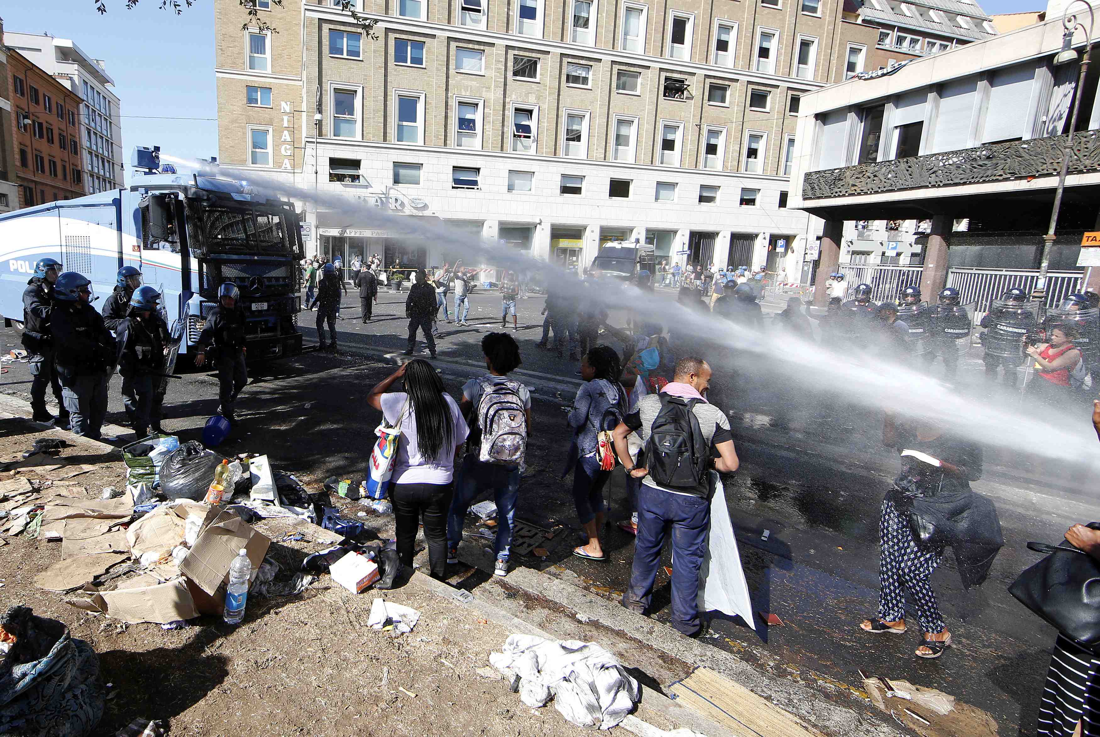 Incidents lors de l'evacuation de migrants dans rome