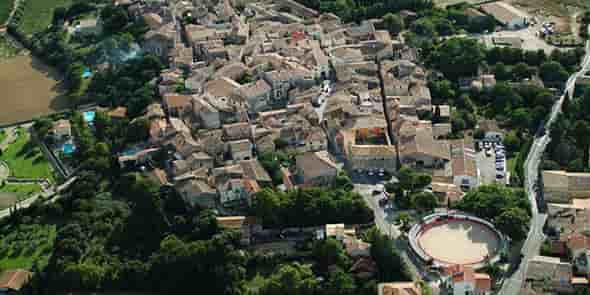 Vue aérienne de Saint-Christol, qui envisage de fusionner avec 3 autres communes de l'Hérault