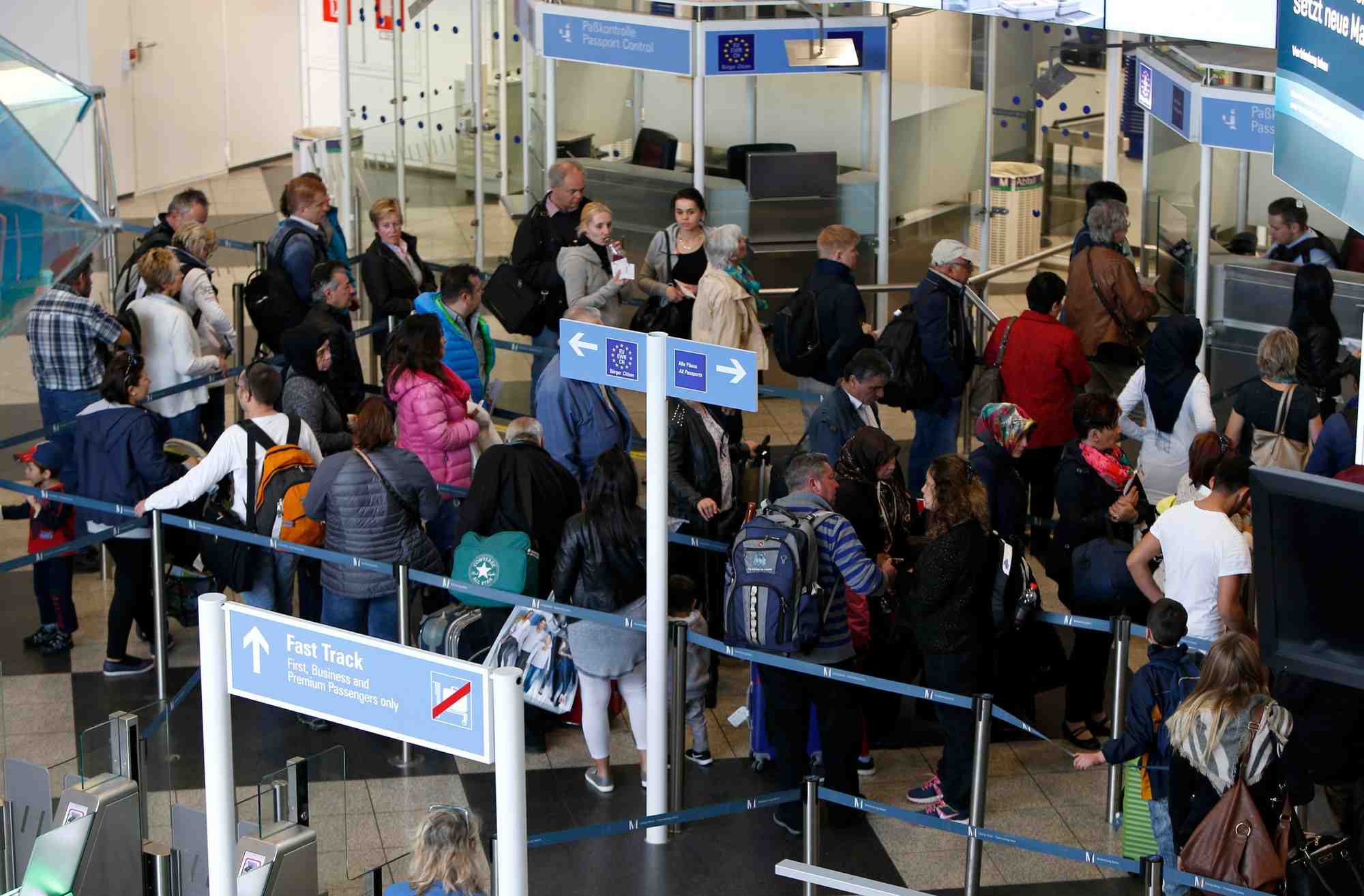 Aéroports, contrôle, sécurité, passeport, passagers, fluidité,