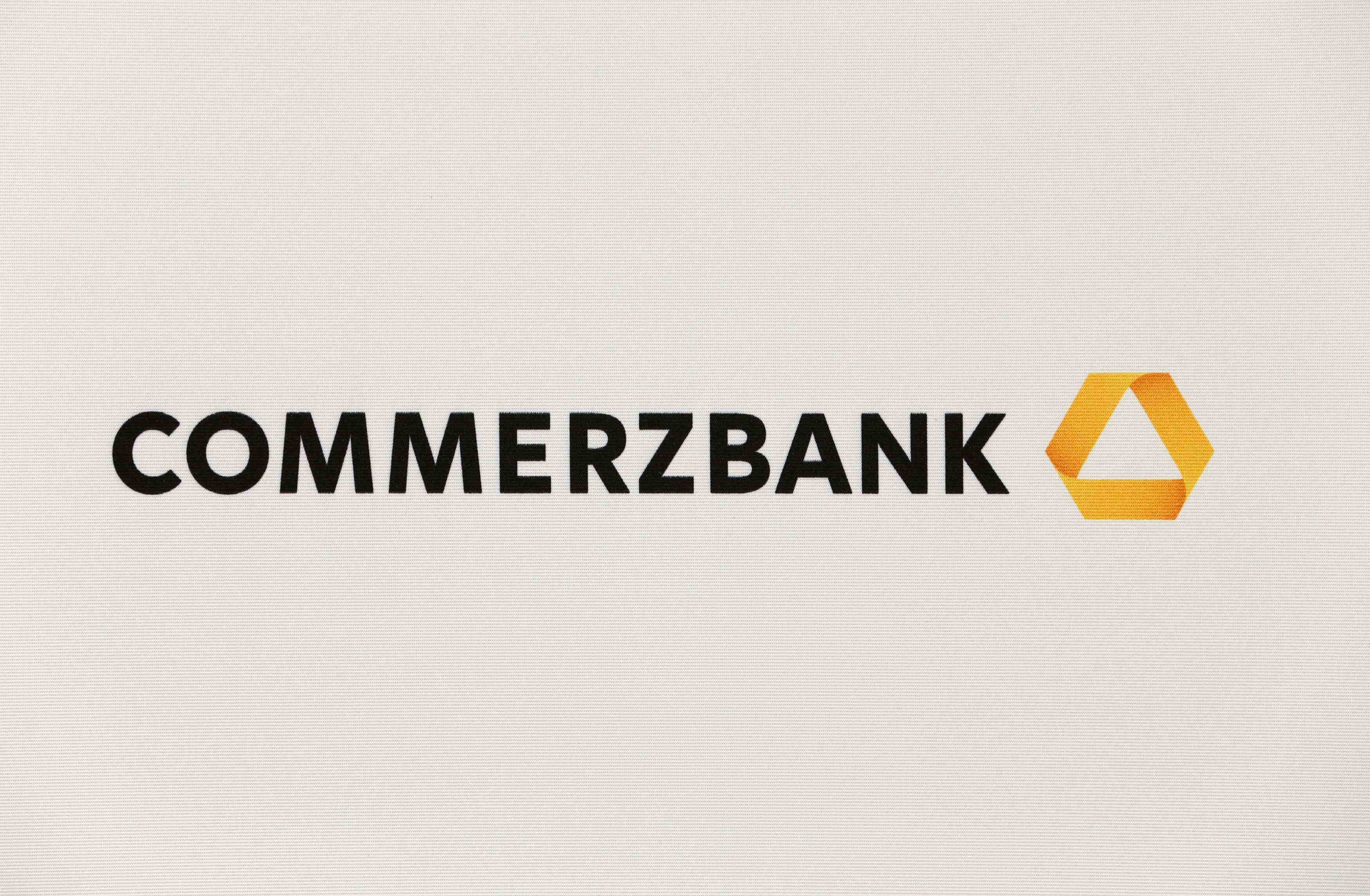 Commerzbank: chute de 53% du benefice au 3e trimestre, objectifs maintenus