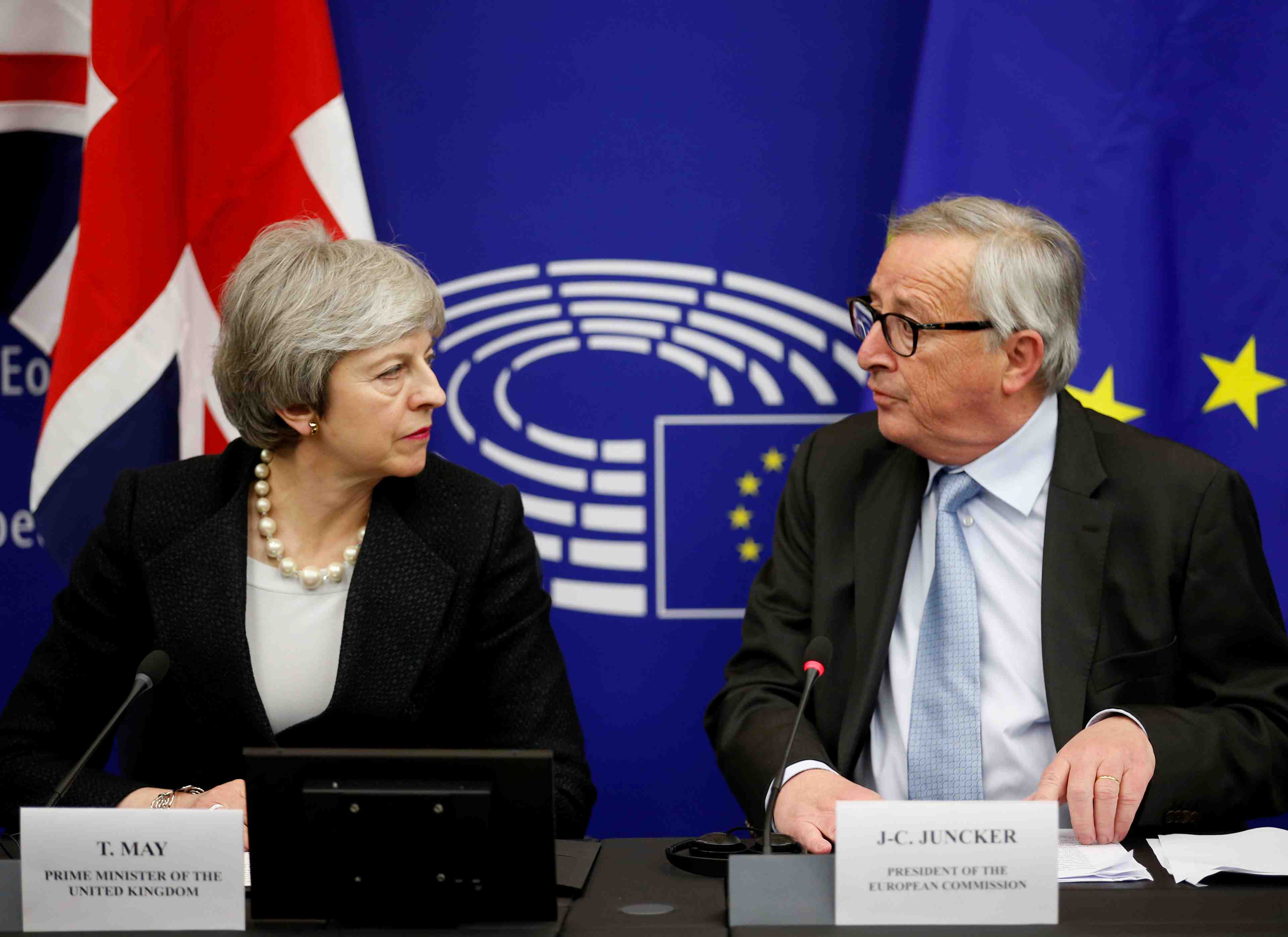 Brexit: le retrait doit avoir lieu avant le 23 mai, dit juncker