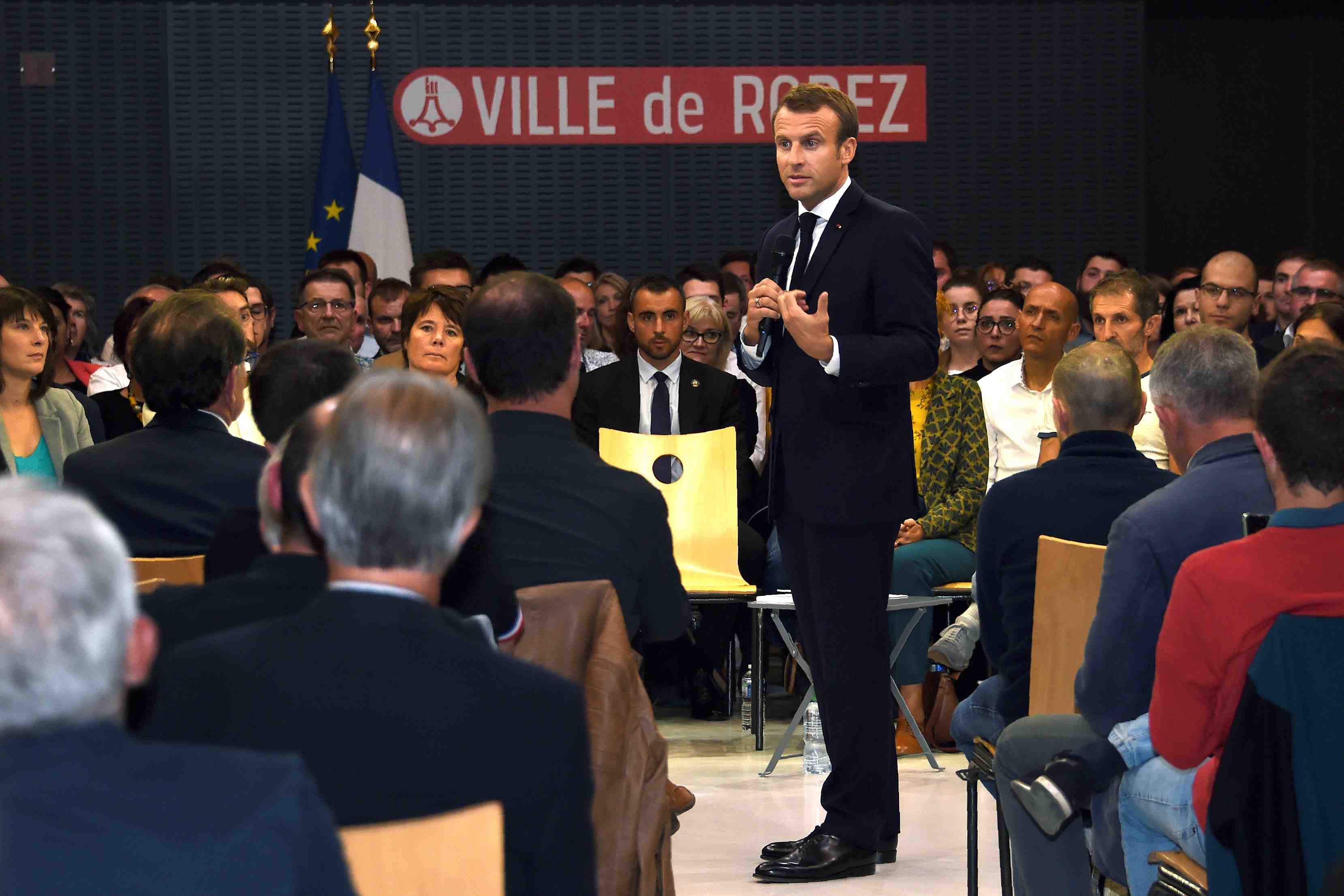 Macron tente de rassurer sur les retraites, promet des regles d'or