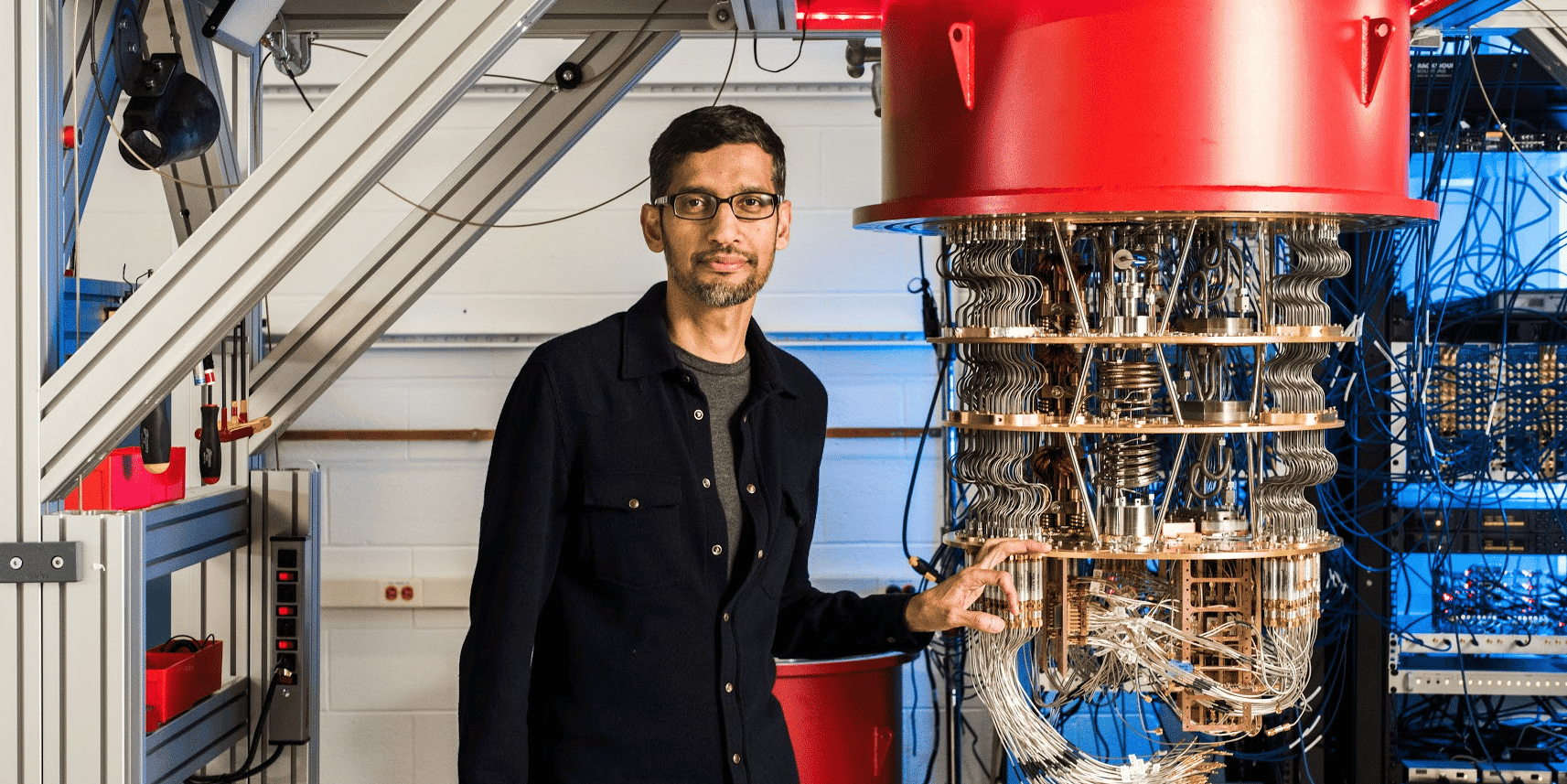 Né dans un milieu modeste à Chennai, en Inde, Sundar Pichai a étudié à l'Indian Institute of Technology (IIT) de Kharagpur avant de partir aux Etats-Unis pour continuer ses études et lancer sa carrière.