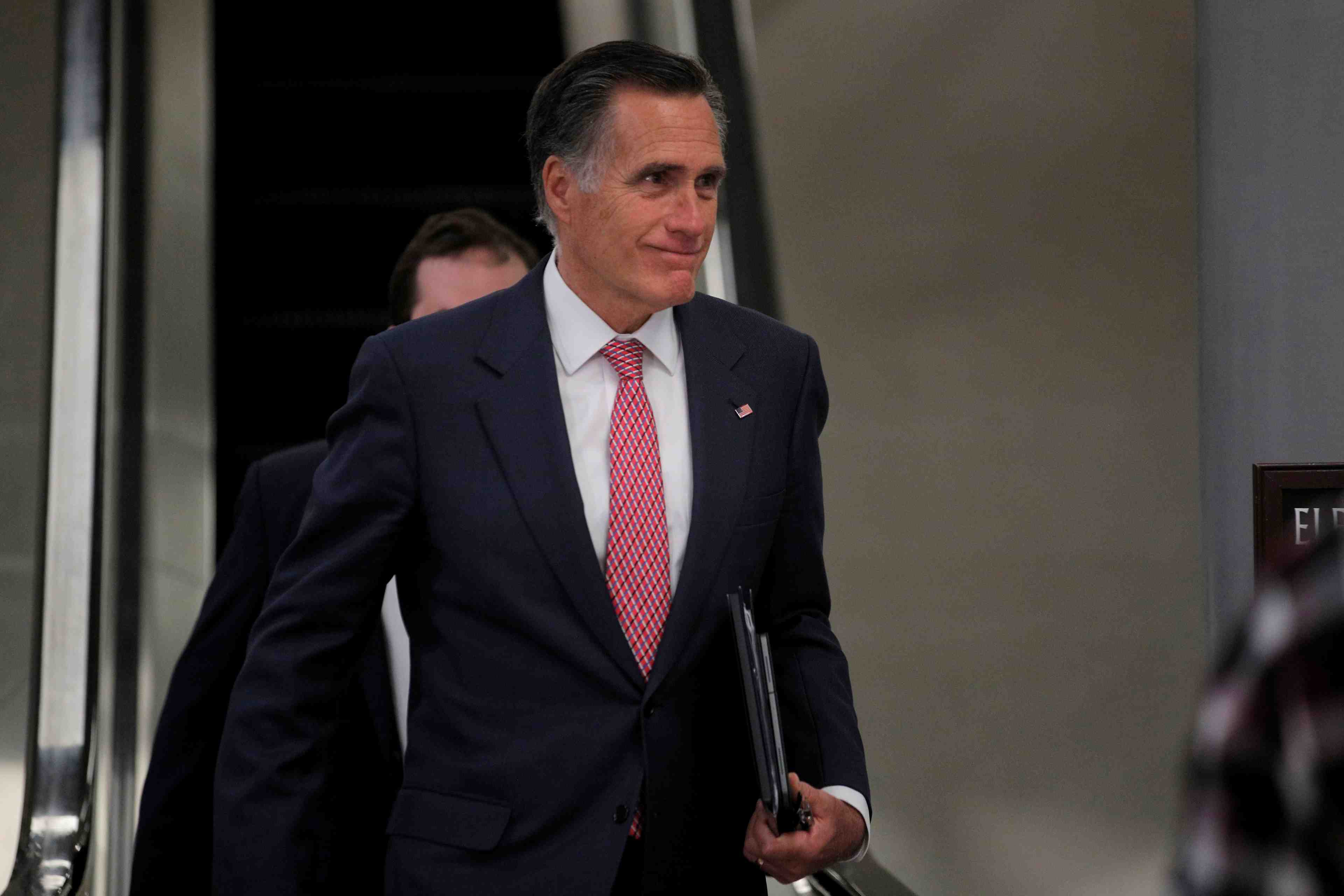 Romney en faveur d'un vote pour la nomination du candidat de trump a la cour supreme