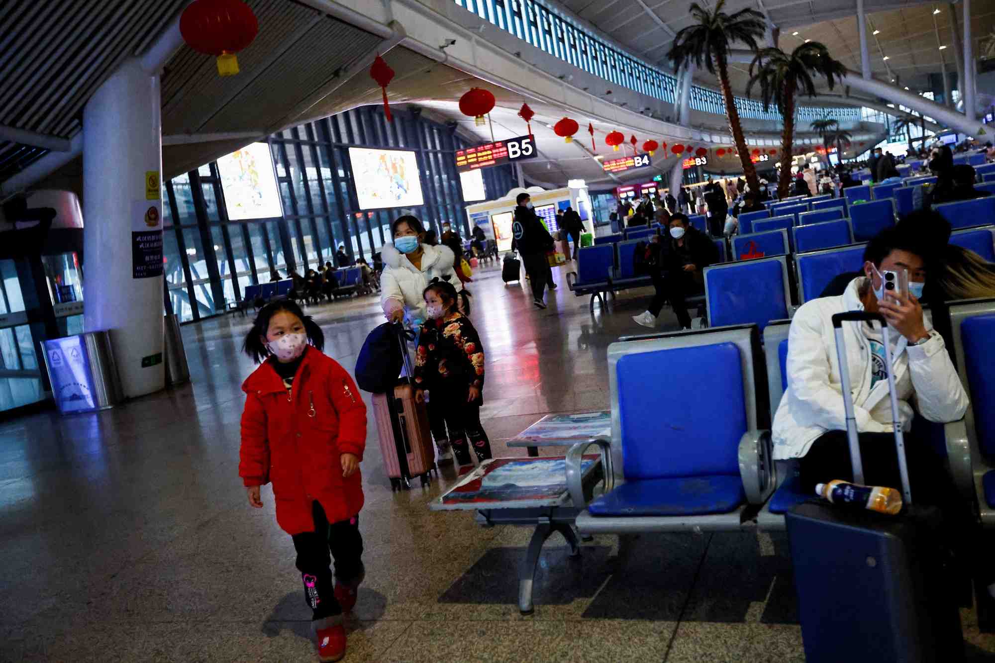 Photo d'un enfant qui marche dans une gare a wuhan