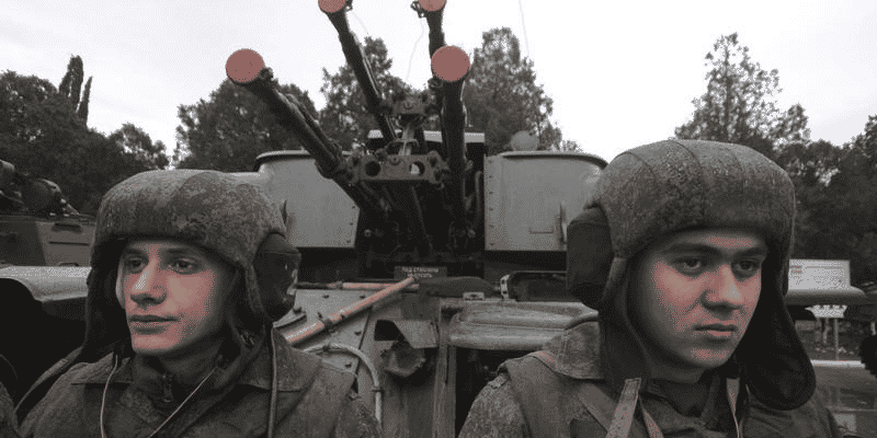Six cents soldats russes engages dans des manoeuvres en crimee