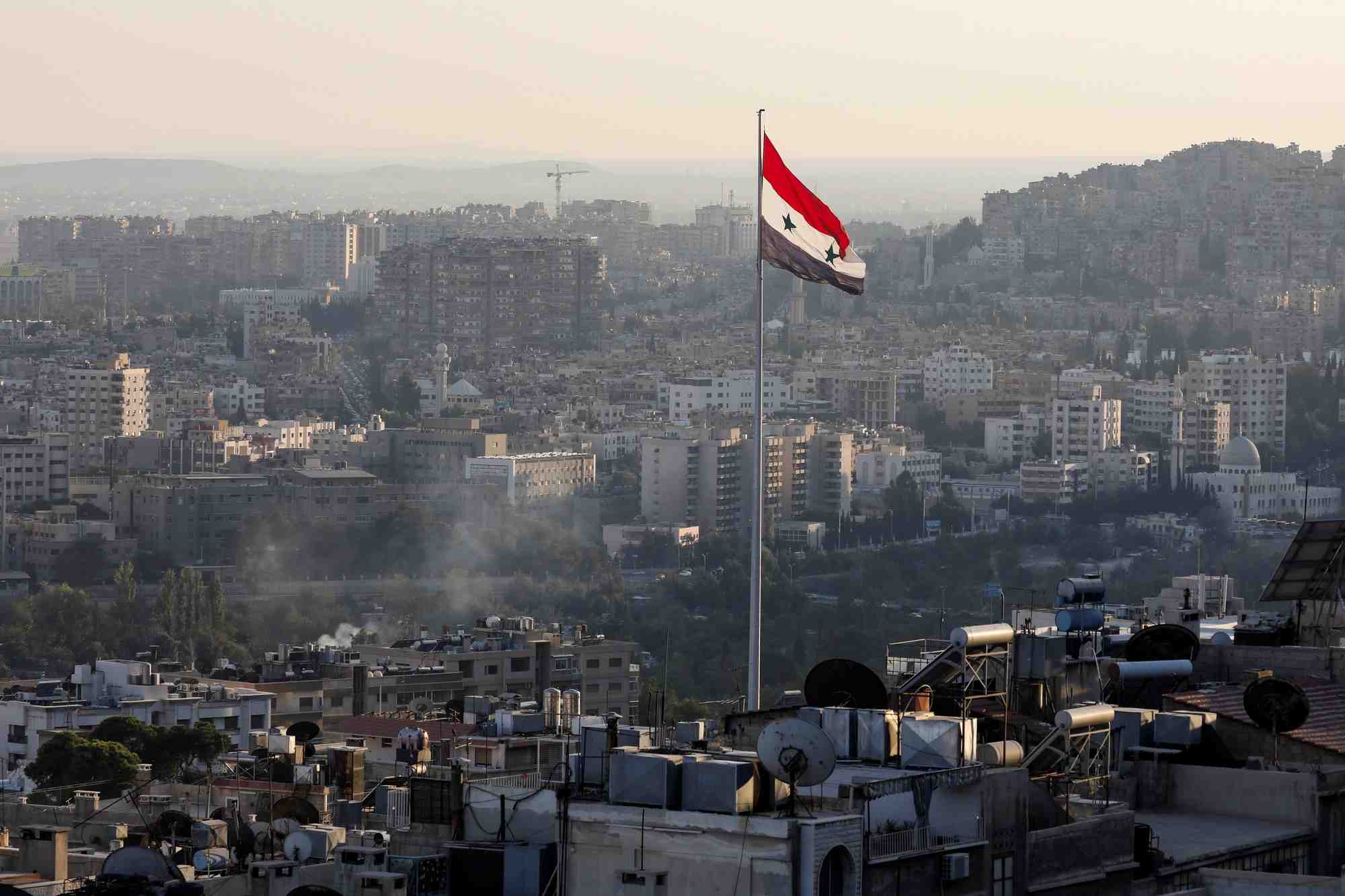 Un drapeau syrien flotte dans le centre de damas