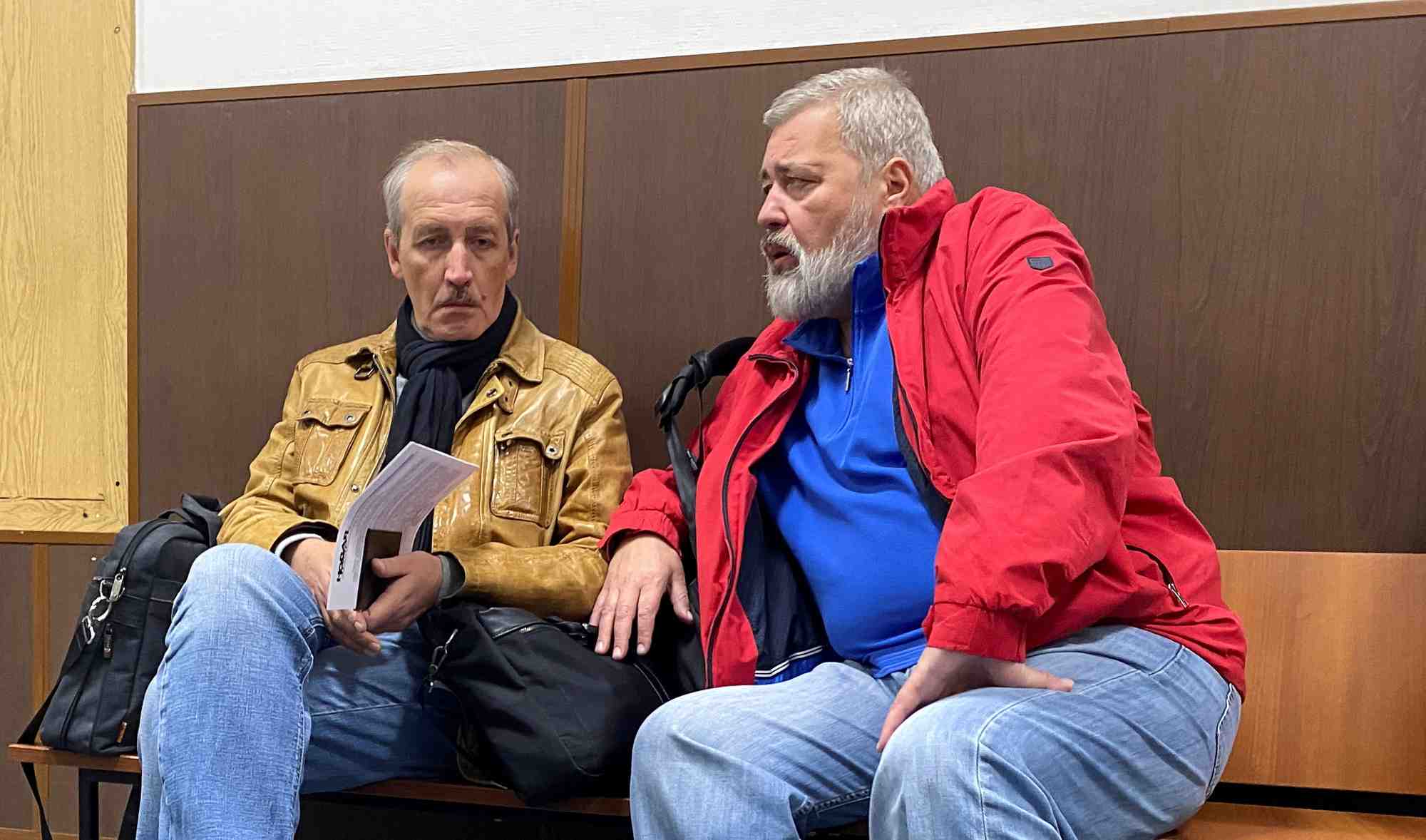 Le redacteur en chef de novaya gazeta, dimitri muratov, et le redacteur en chef adjoint, serguei sokolov, au tribunal a moscou