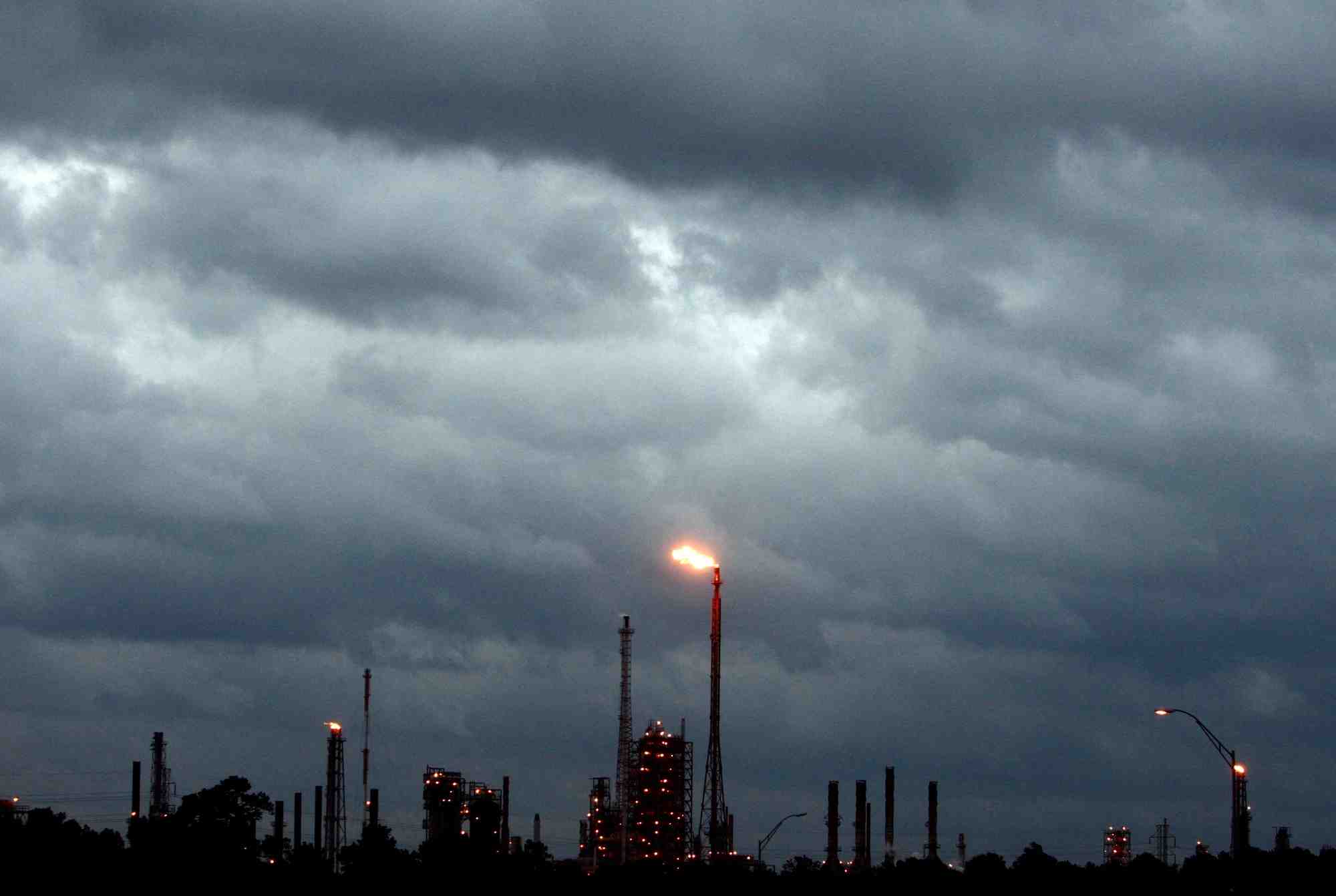 Des nuages sombres au-dessus d'une raffinerie pres de houston, au texas