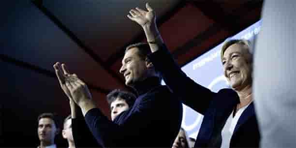Le président du parti Jordan Bardella et Marine Le Pen, la cheffe de file du groupe RN à l'Assemblée, ensemble sur la scène lors d'un meeting à Étrépagny dans l'Eure, le 15 décembre 2024.