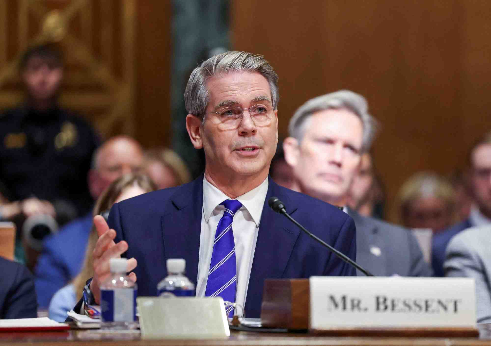 Scott Bessent devient le deuxième homme ouvertement gay à rejoindre un cabinet présidentiel américain, après Pete Buttigieg.