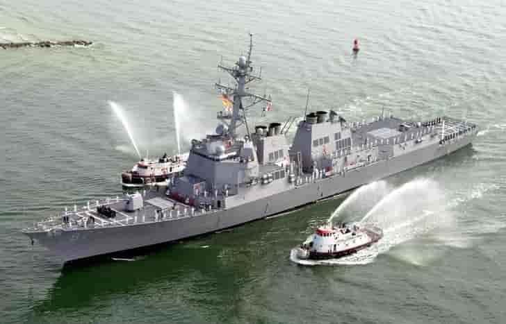 Un destroyer americain vise par une attaque au missile
