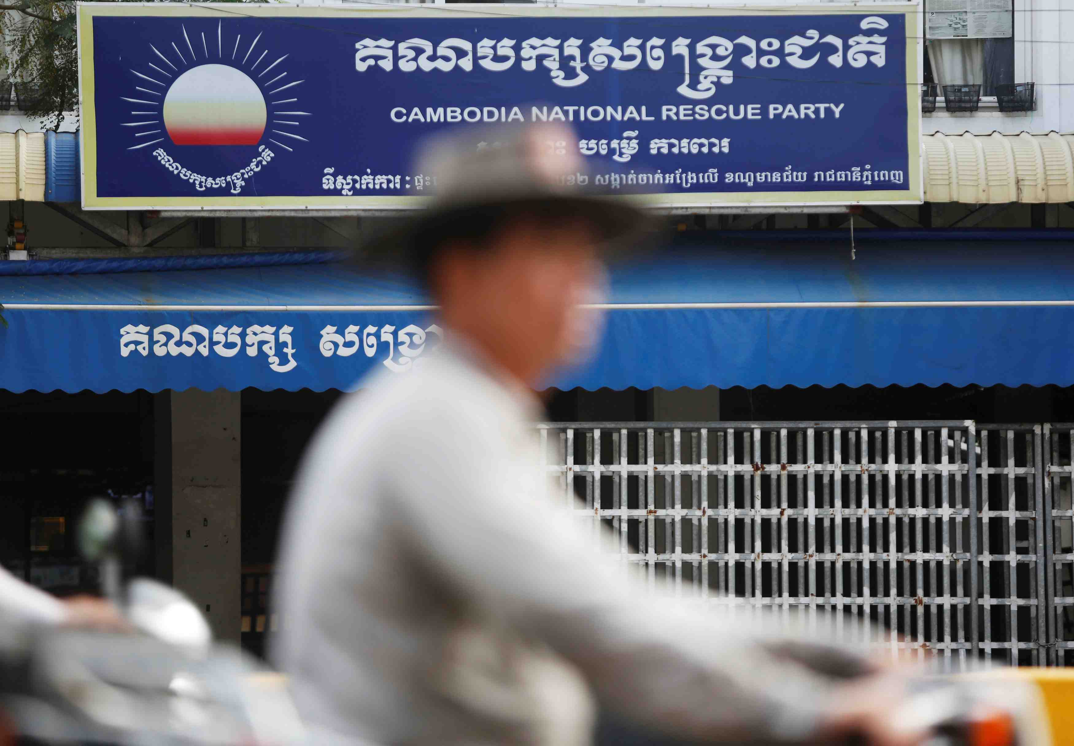 Le cambodge risque des sanctions apres avoir interdit l'opposition