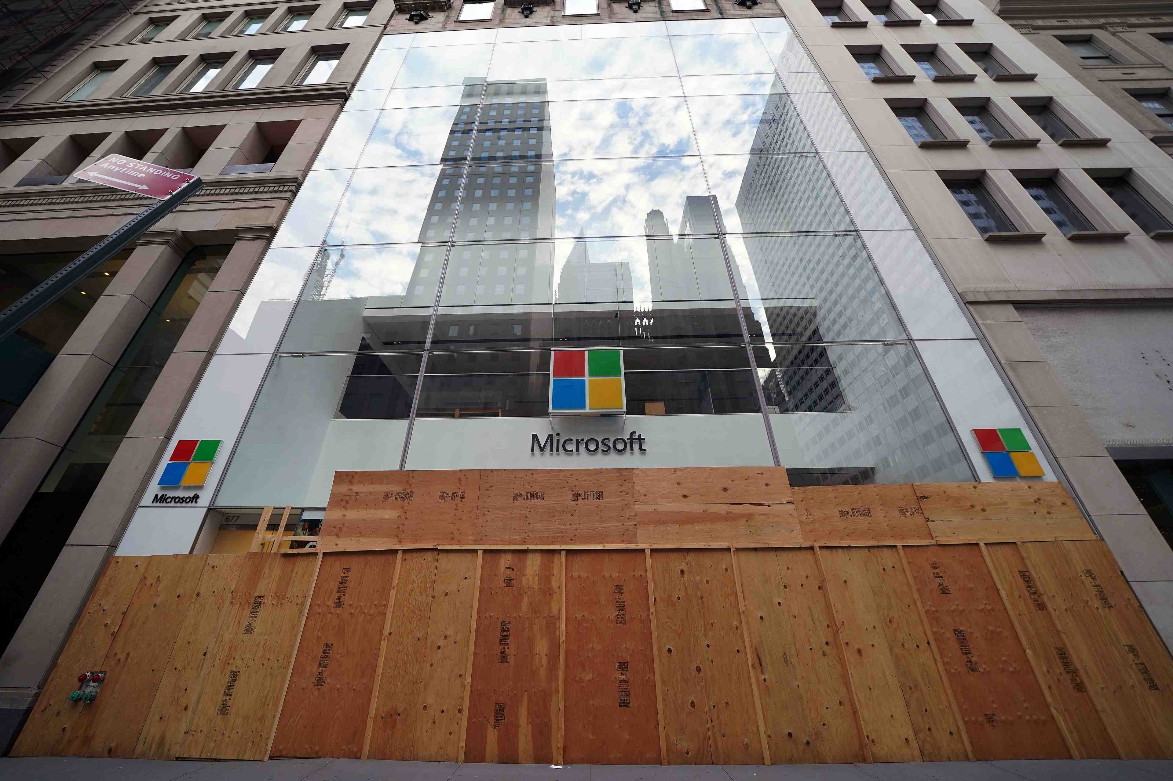 Microsoft interesse par la division de jeux videos de warner bros