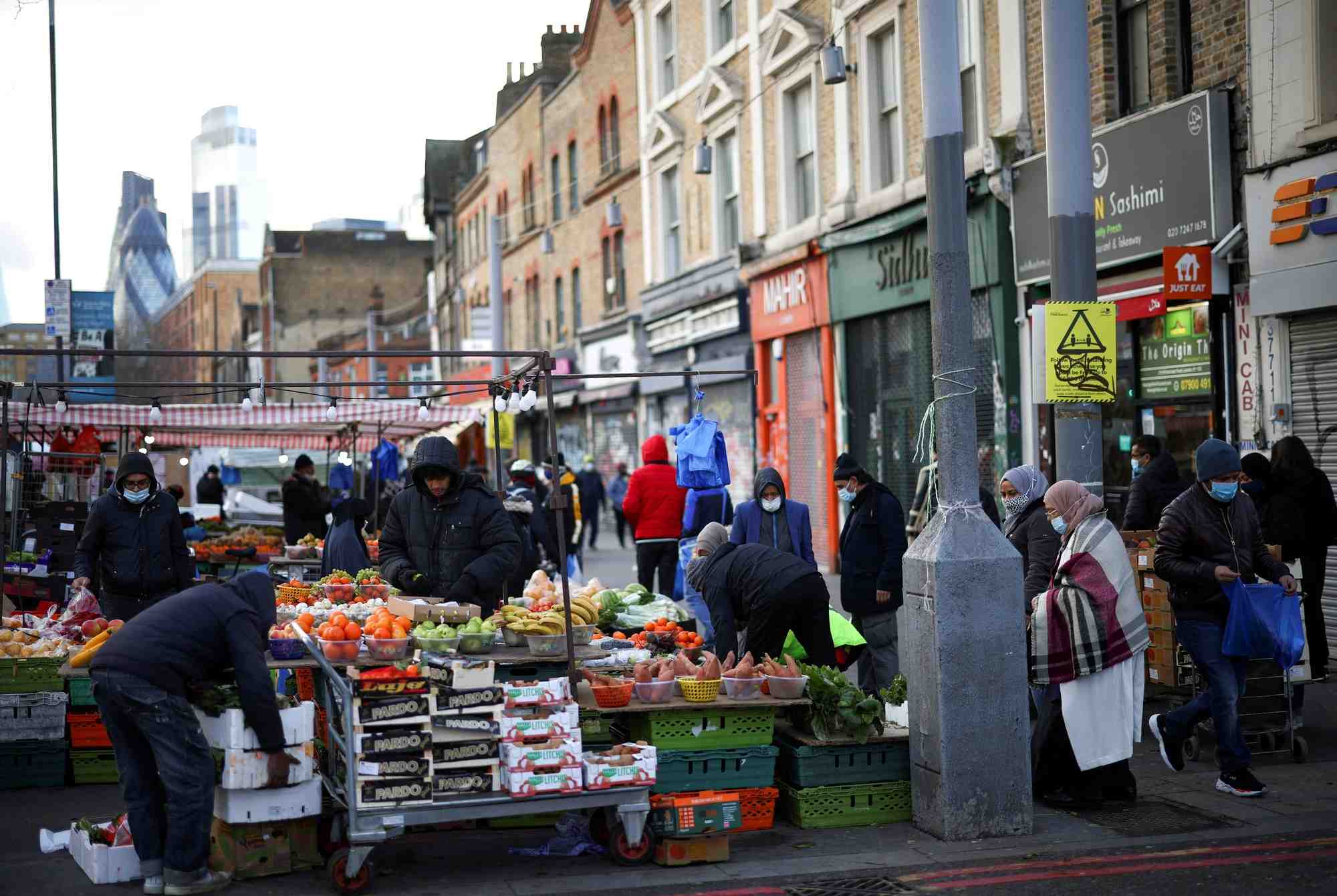 Photo d'archives de personnes sur un marche dans l'est de londres