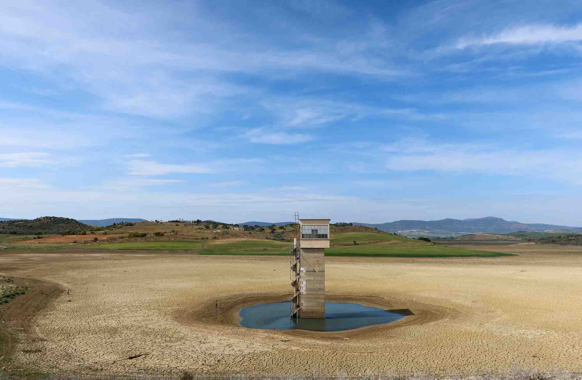 Une vue generale montre le sol sec du barrage de chiba dans le gouvernorat de nabeul