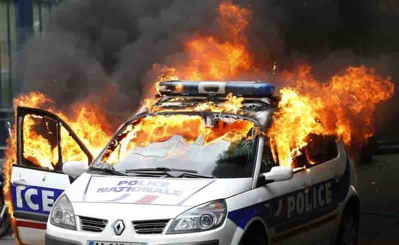 Quatre mises en examen pour la voiture de police brulee