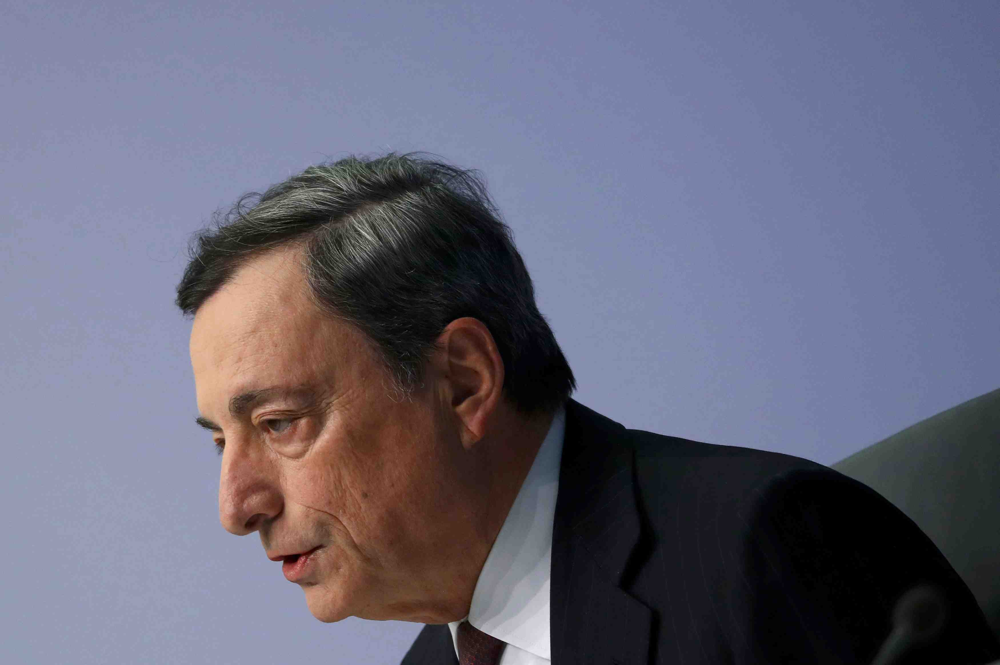 Draghi dit qu'un pays souhaitant quitter la zone euro devrait solder son compte