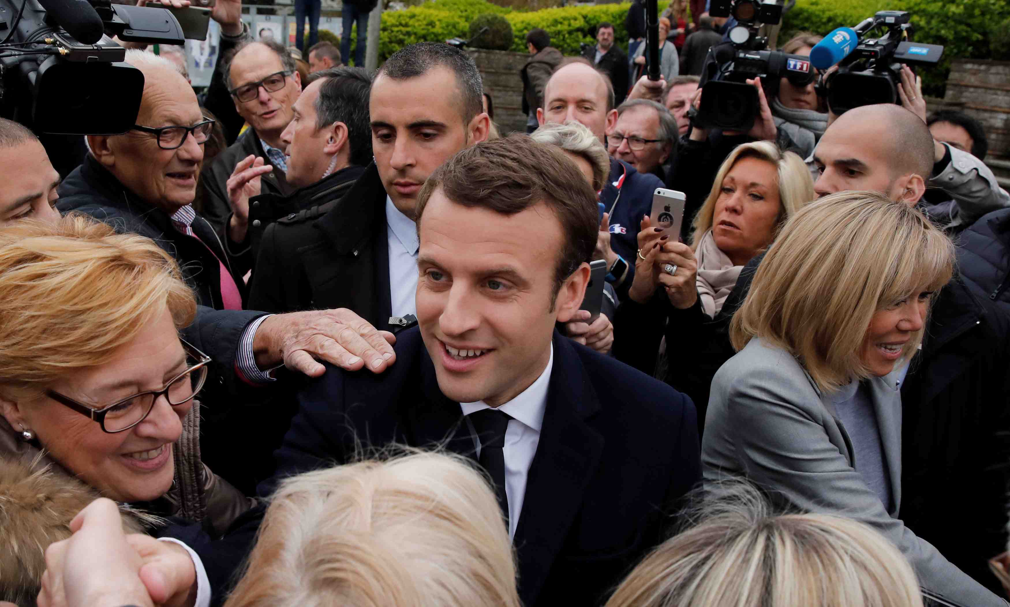 Sondages: macron battrait largement le pen au second tour