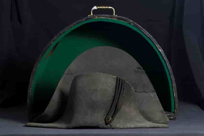 Un bicorne de napoleon adjuge pour 350.000 euros a lyon
