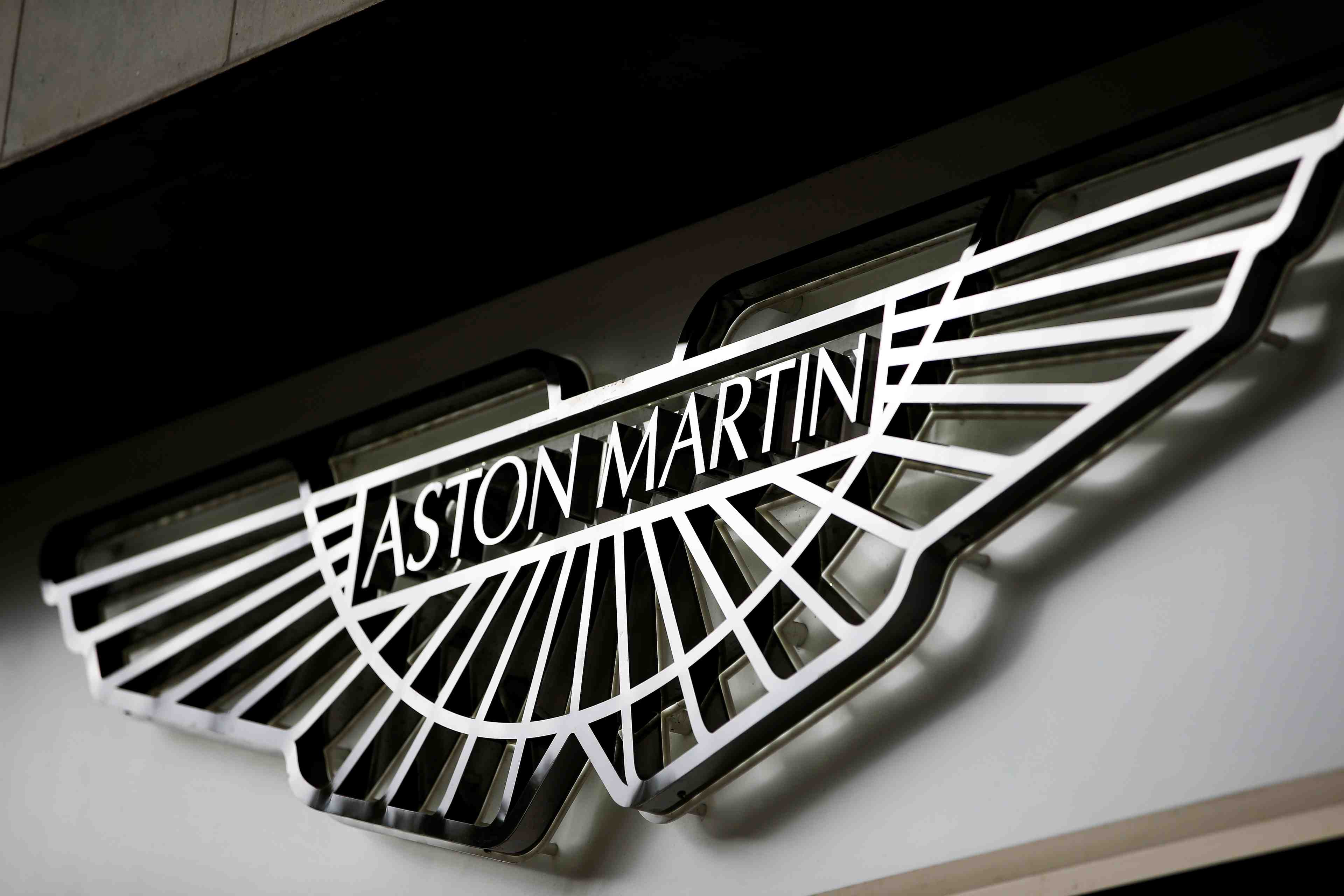 Aston martin resserre la fourchette de prix de son entree en bourse