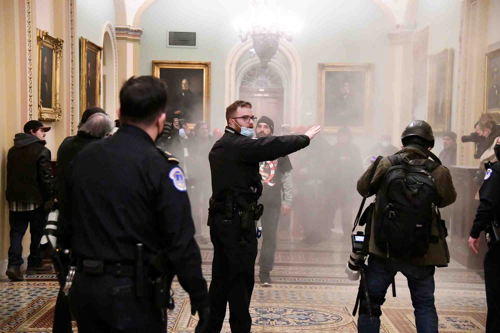 Usa: des partisans de trump sement le chaos a washington