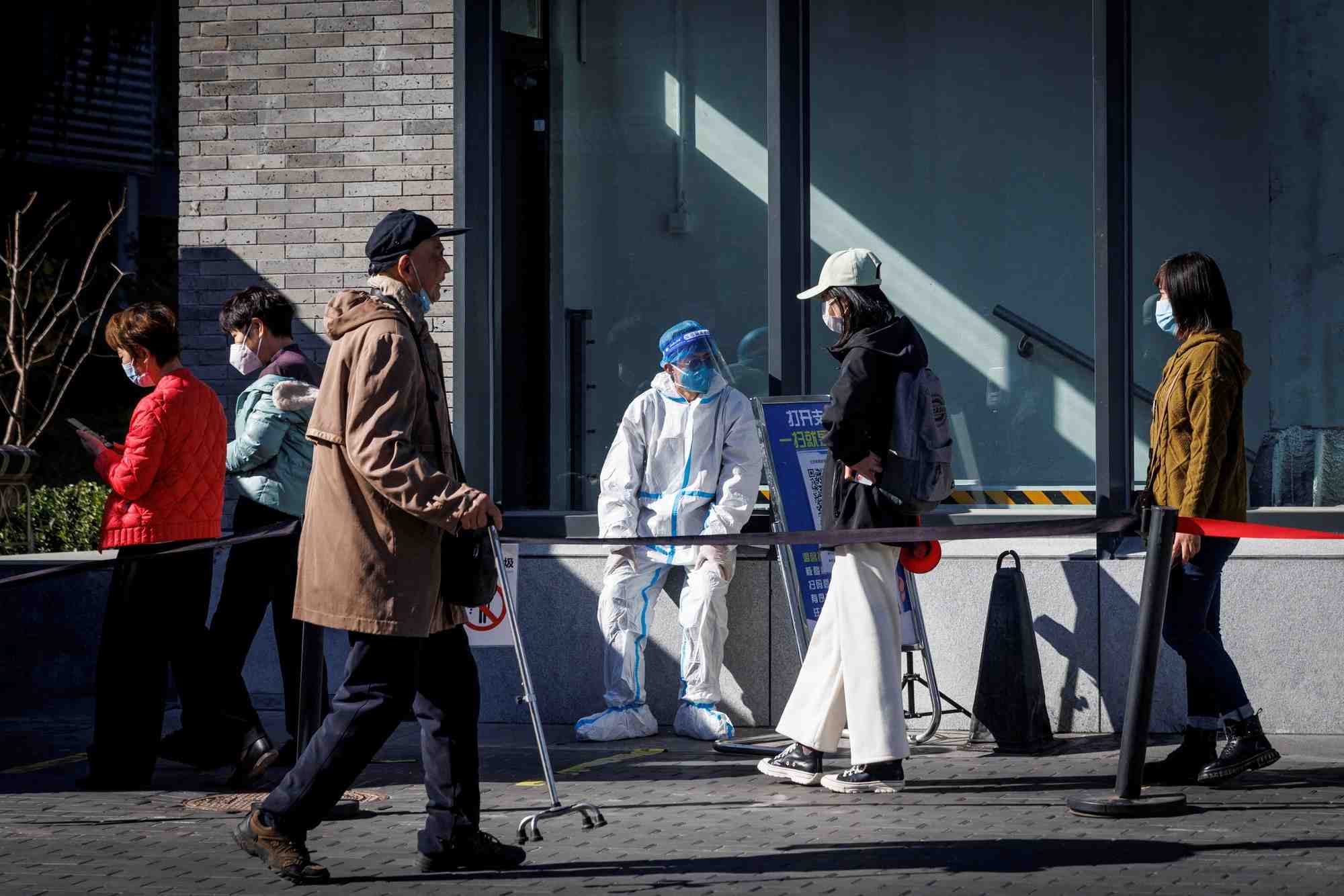 Un agent de sante pres d'une cabine de test a pekin