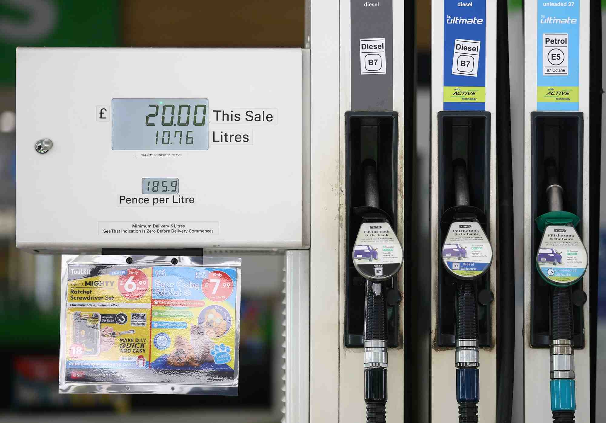 Les prix de l'essence affichee dans une station-service du centre de londres