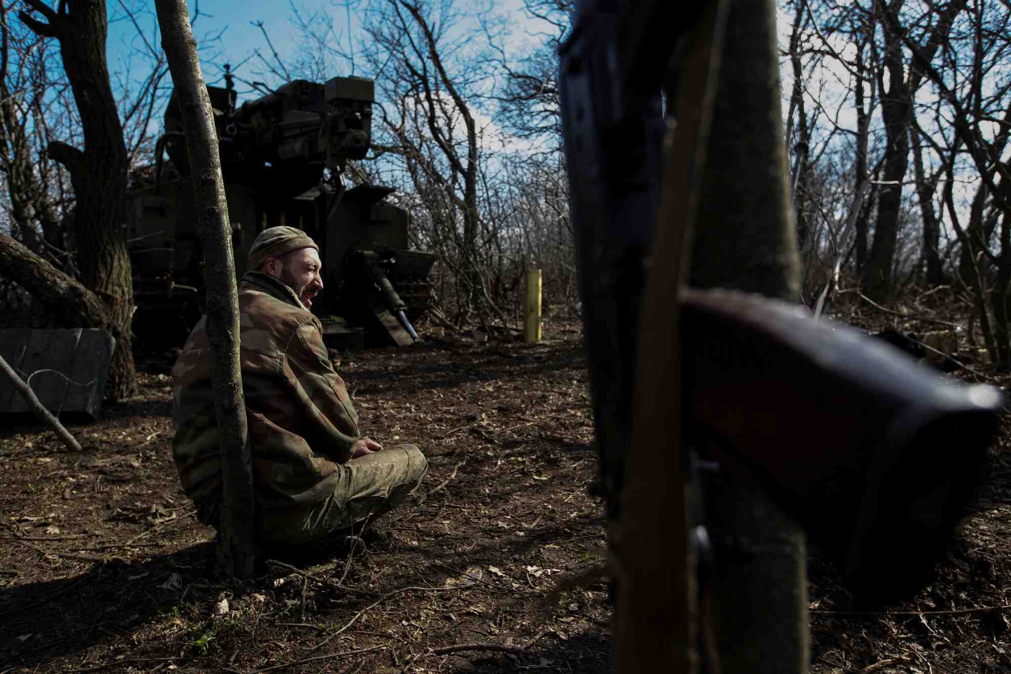 Un militaire ukrainien est assis pres d'un obusier 2s5 giatsint-s a la peripherie de la ville de bakhmout