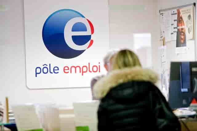 Le projet de loi prévoit que chaque inscrit à France Travail signera « un contrat d'engagement », y compris les allocataires du RSA et les jeunes suivis par les missions locales.