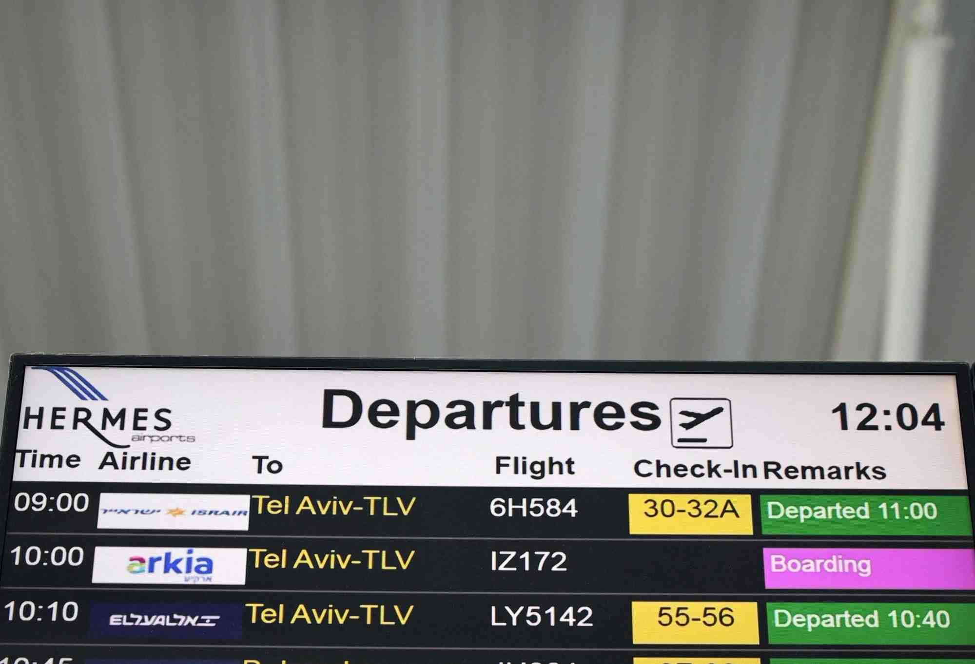 Un tableau des departs annoncant les vols pour tel aviv, israel, est vu a l'aeroport international de larnaca, a larnaca