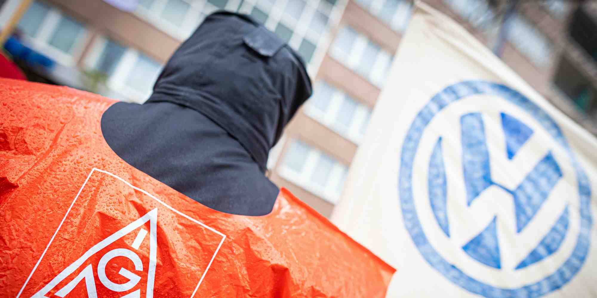 Un employé de Volkswagen participe à un rassemblement du syndicat IG Metall devant l'hôtel où se déroule, ce lundi, le cinquième round de négociations avec la direction.