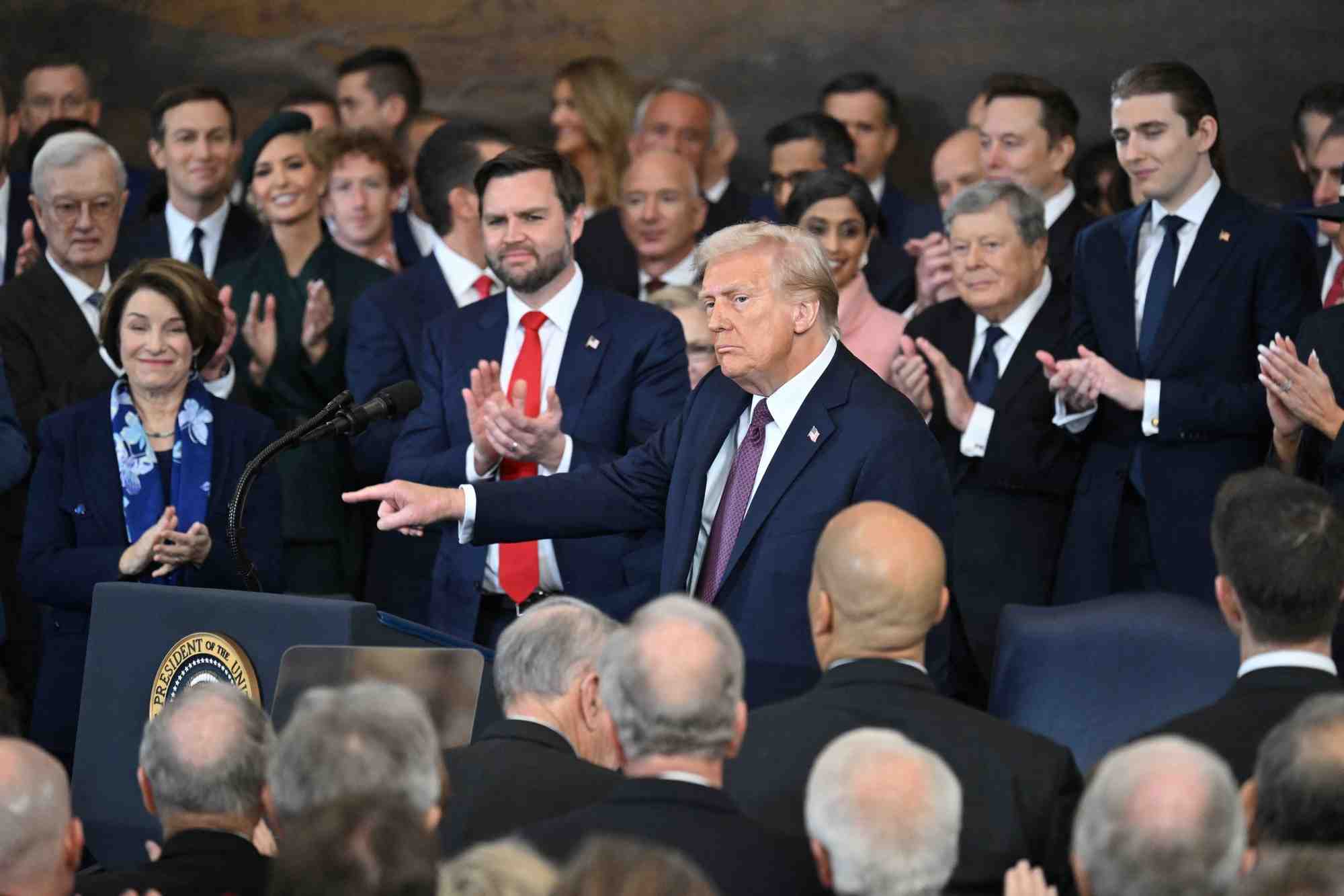 Donald Trump prêtant serment durant sa cérémonie d'investiture le 20 janvier 2025.