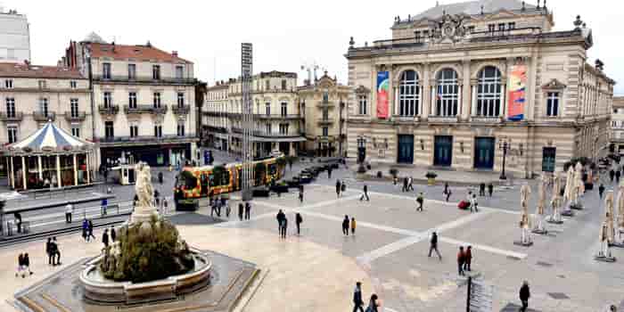 La ville de Montpellier veut réguler les locations touristiques de type Airbnb qui foisonnent, en particulier dans son centre ancien autour de la place de la Comédie (photo).