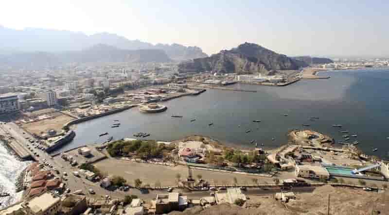 Des miliciens yemenites reprennent le port d'aden aux houthis