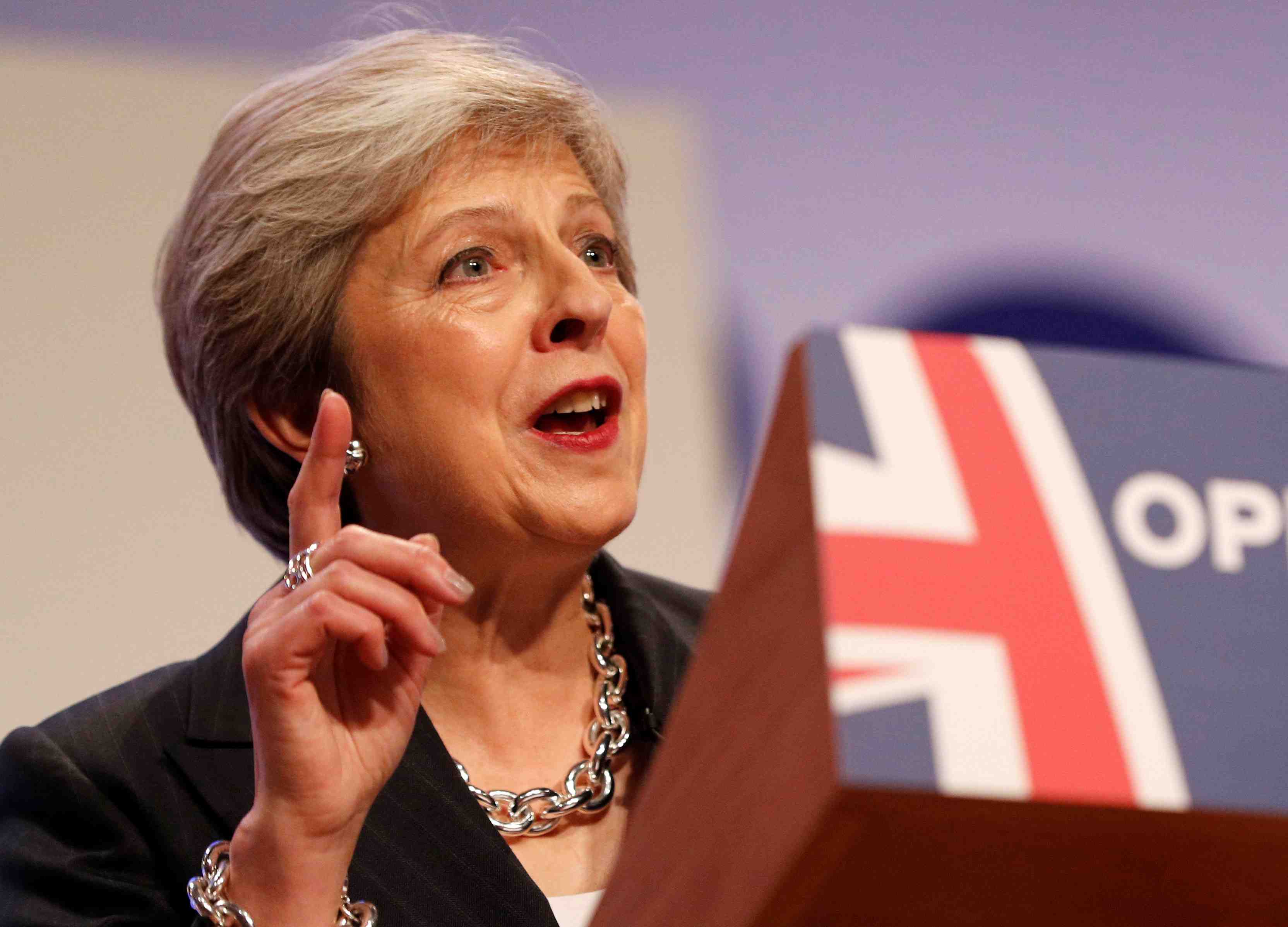 Brexit: theresa may tend la main aux "moderes" travaillistes