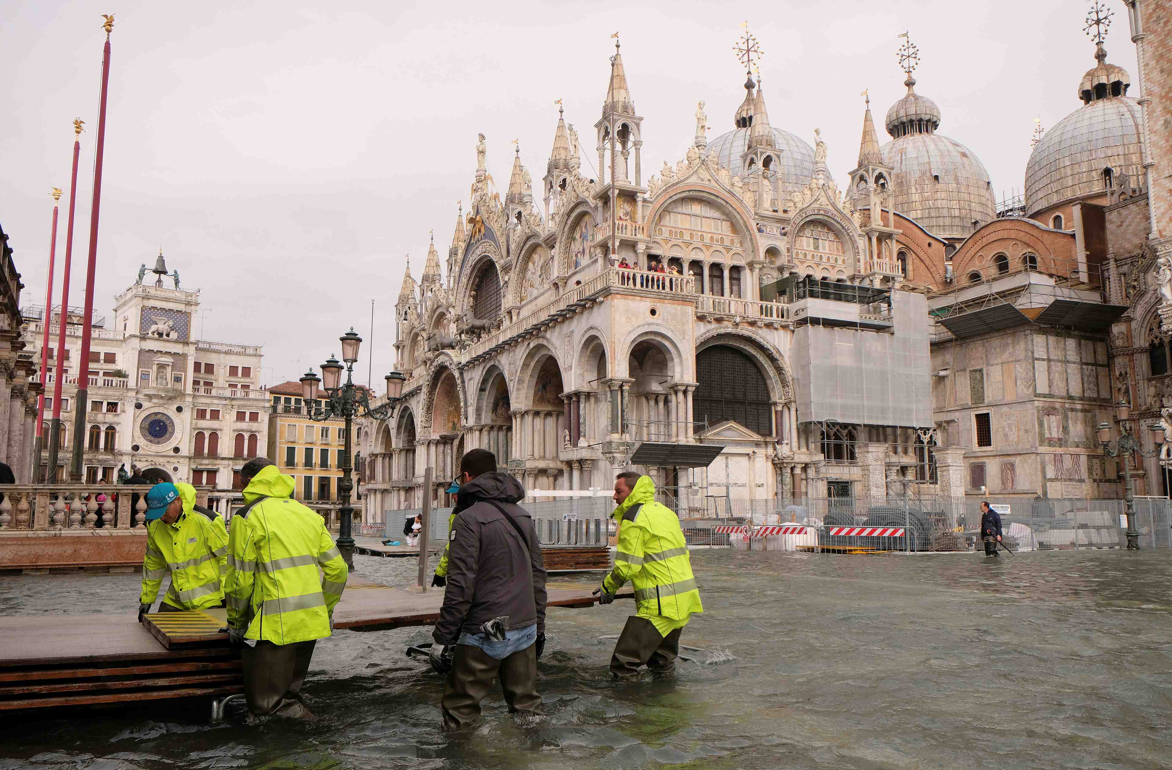 Vents violents et inondations font au moins cinq morts en italie